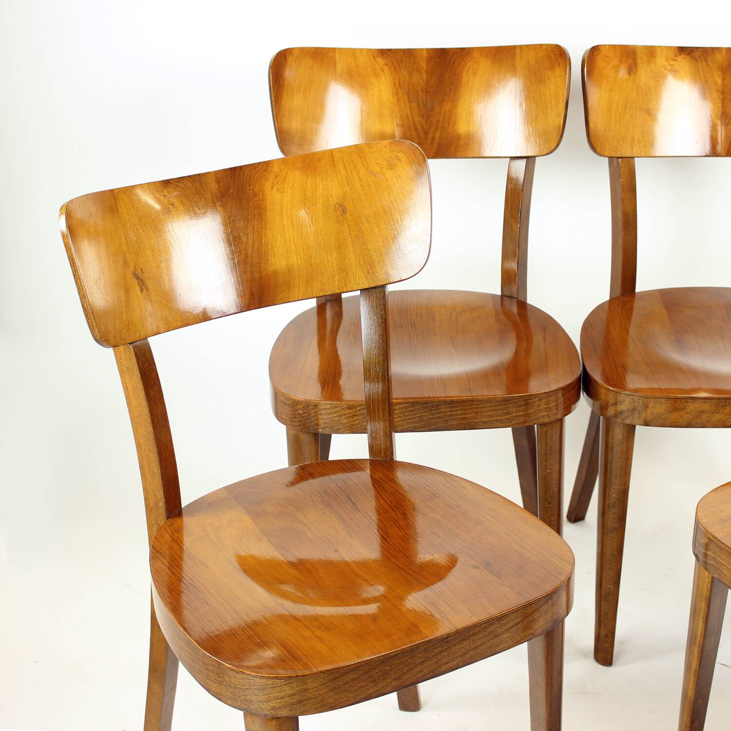 Ensemble de 4 chaises de salle à manger classiques Tatra en noyer, Tchécoslovaquie, années 1950