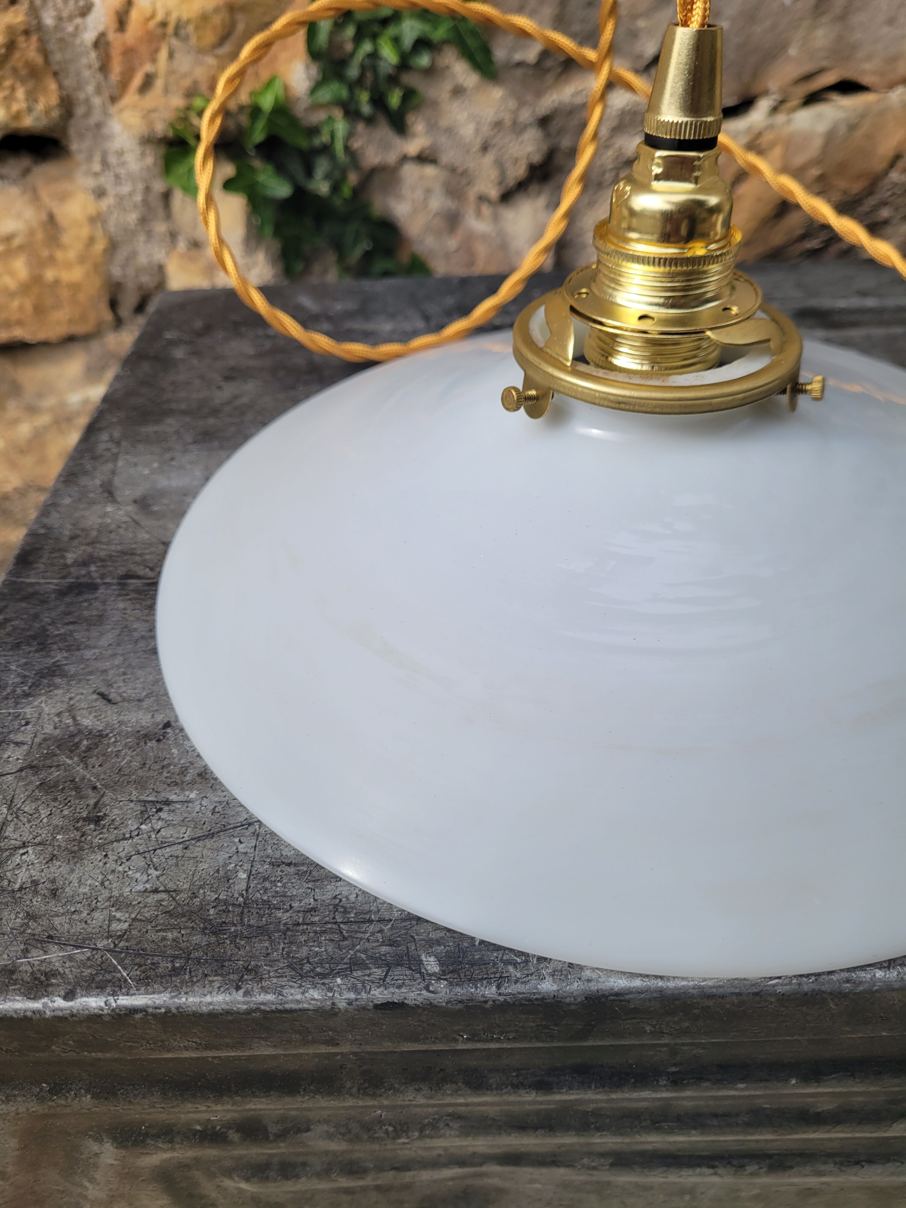 Smooth opaline suspension