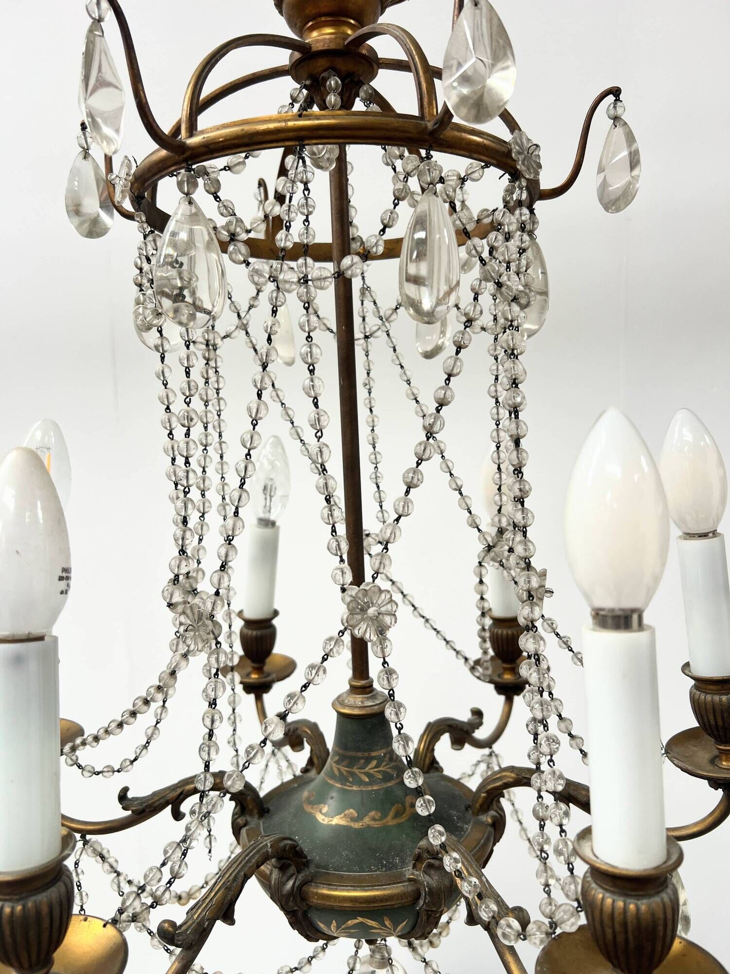 Louis XVI style chandelier with a pearl garland and painted tin, 20th century.