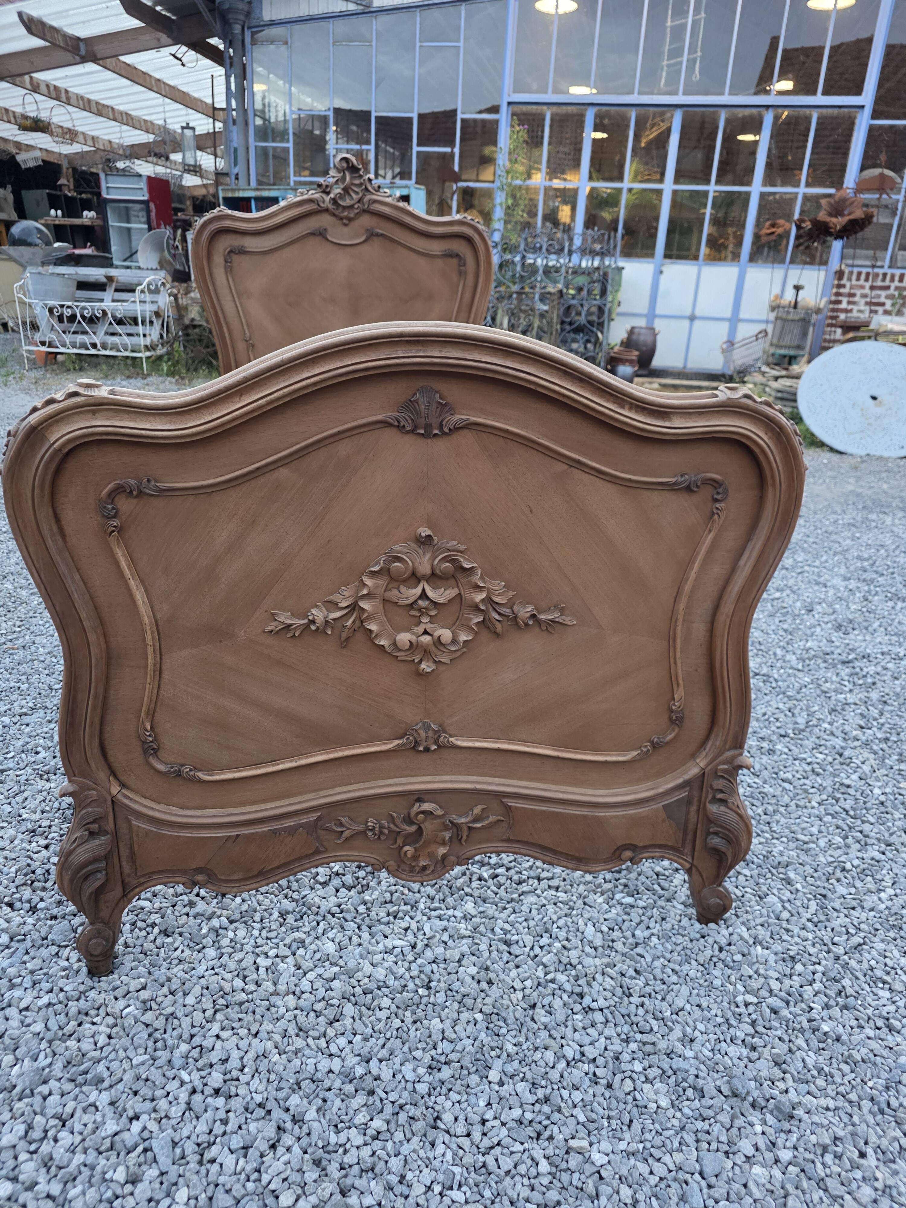 Lit style Louis XV en noyer (1 personne)