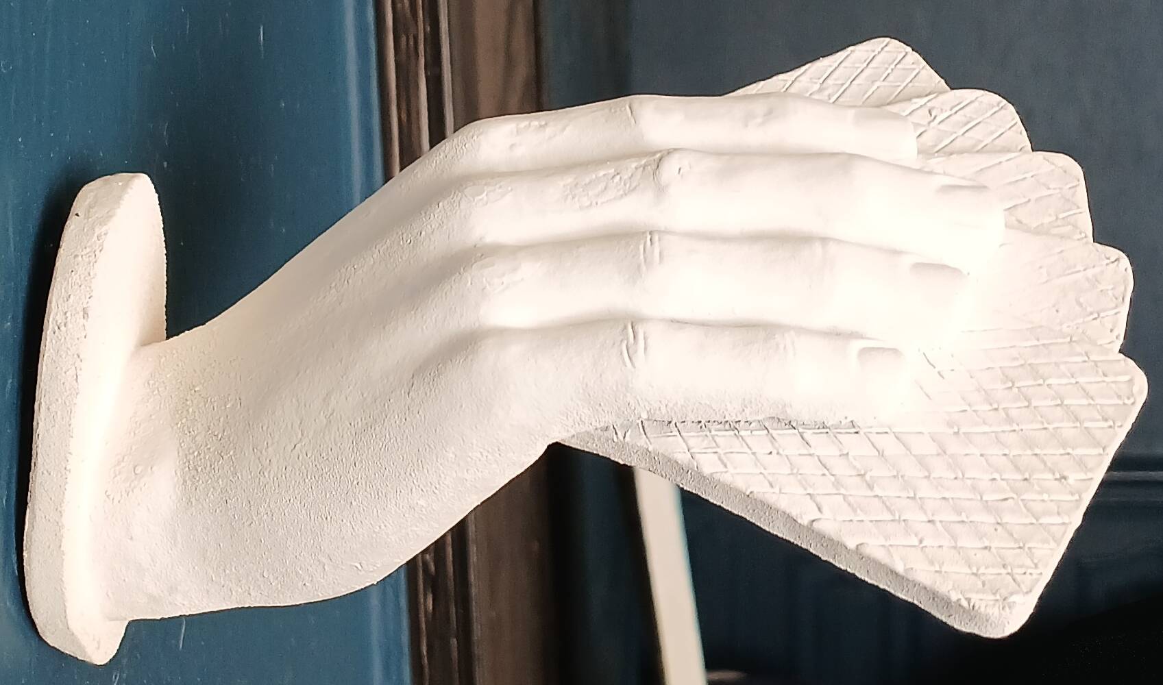 Patère murale "poker hands" en résine peinte, vers 1970