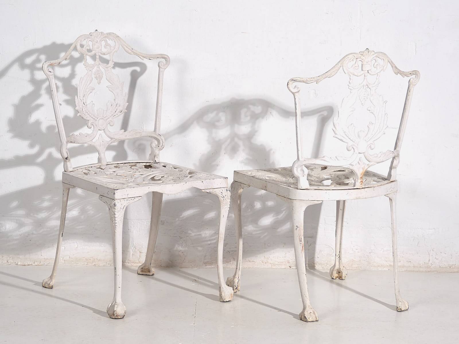 Vintage white garden table and chairs (c.1950). Set of 5 pieces.
