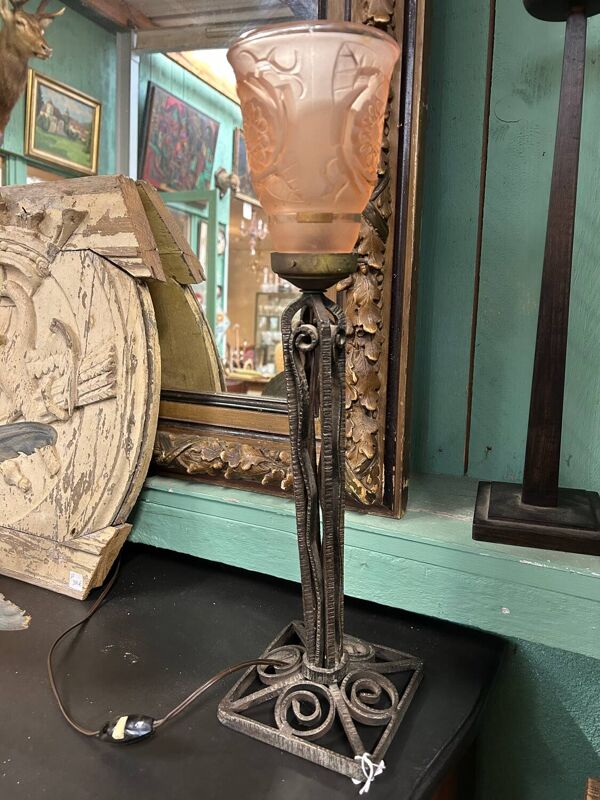Lampe art deco métal forgé et verrerie rose