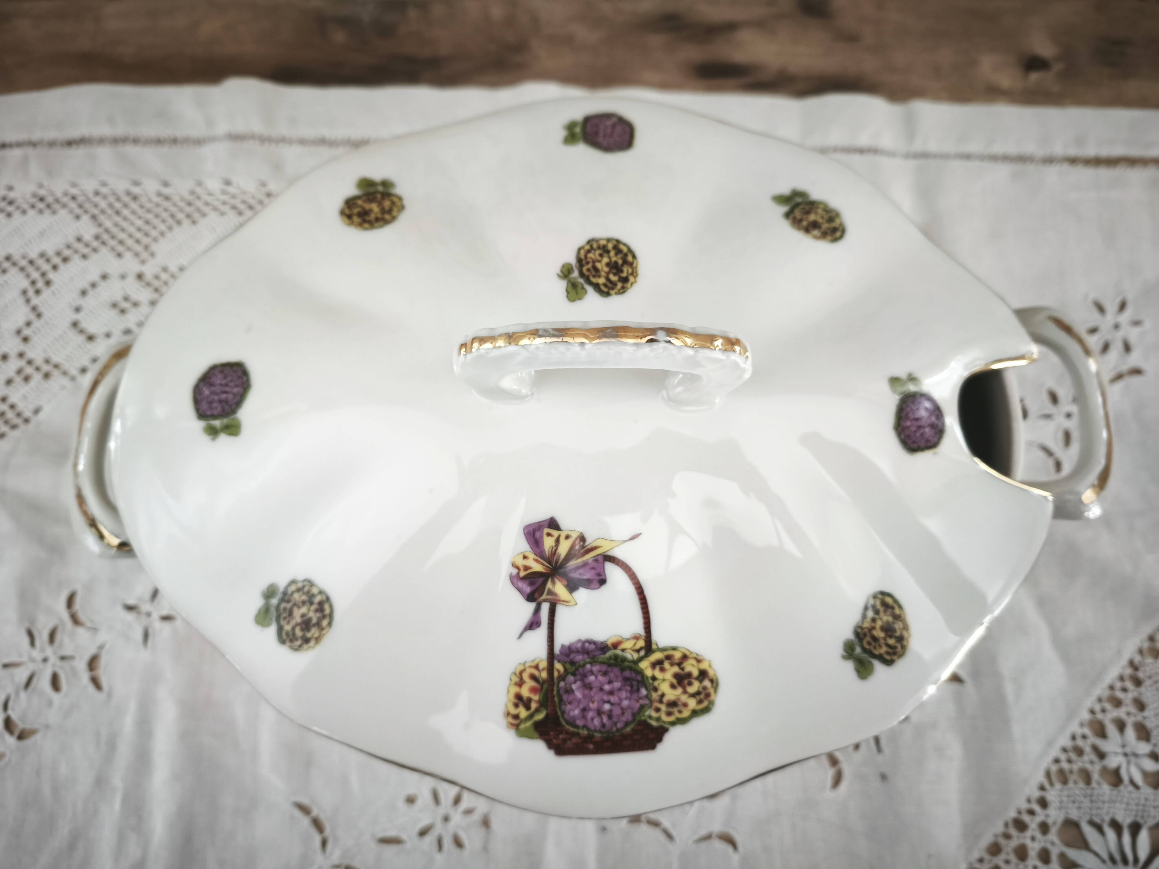 Soupière en porcelaine de Limoges décor panier d'hortensias