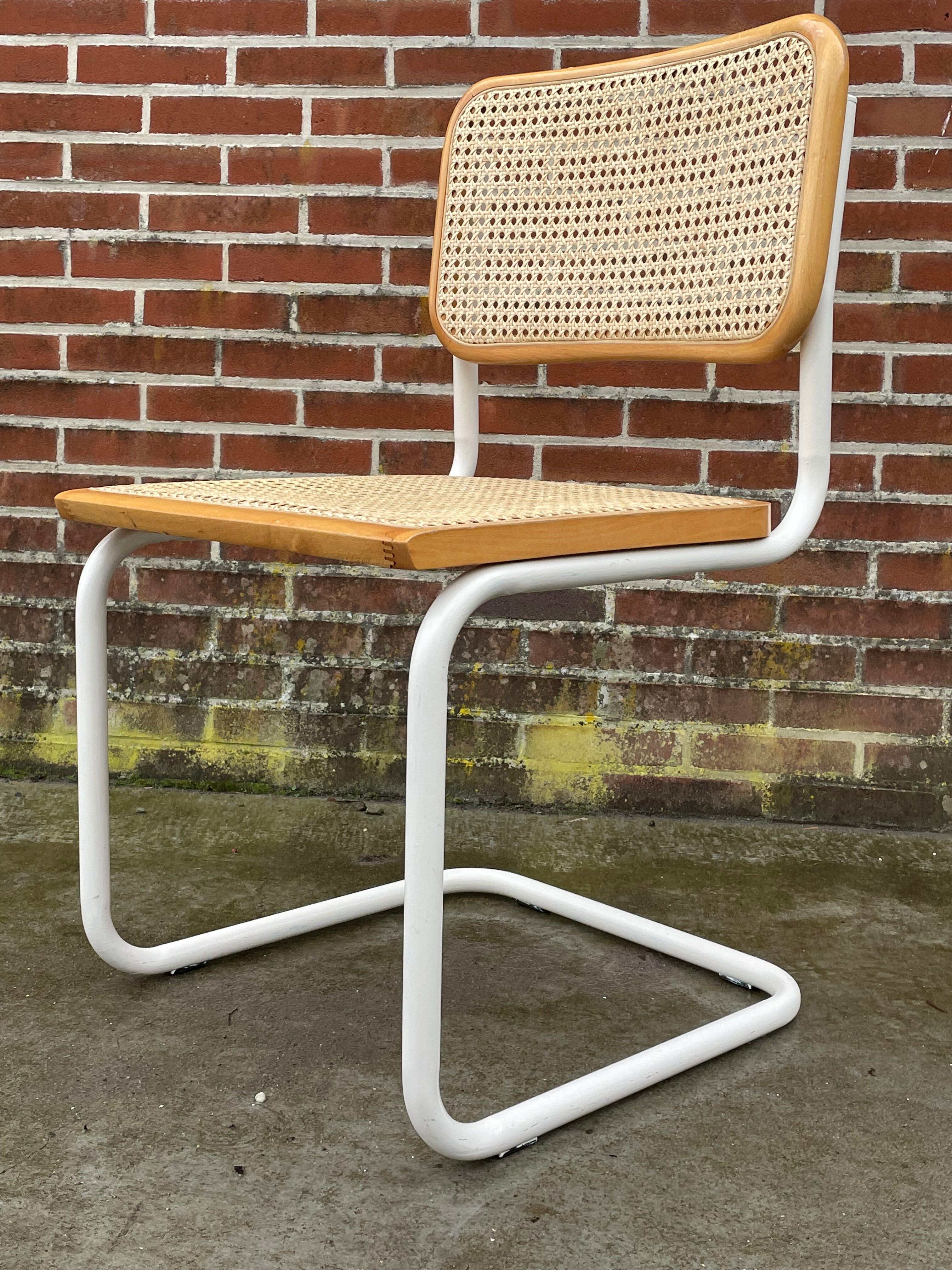 Chaise Cesca modèle b32 en blanc et bois par Marcel Breuer