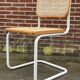 Chaise Cesca modèle b32 en blanc et bois par Marcel Breuer