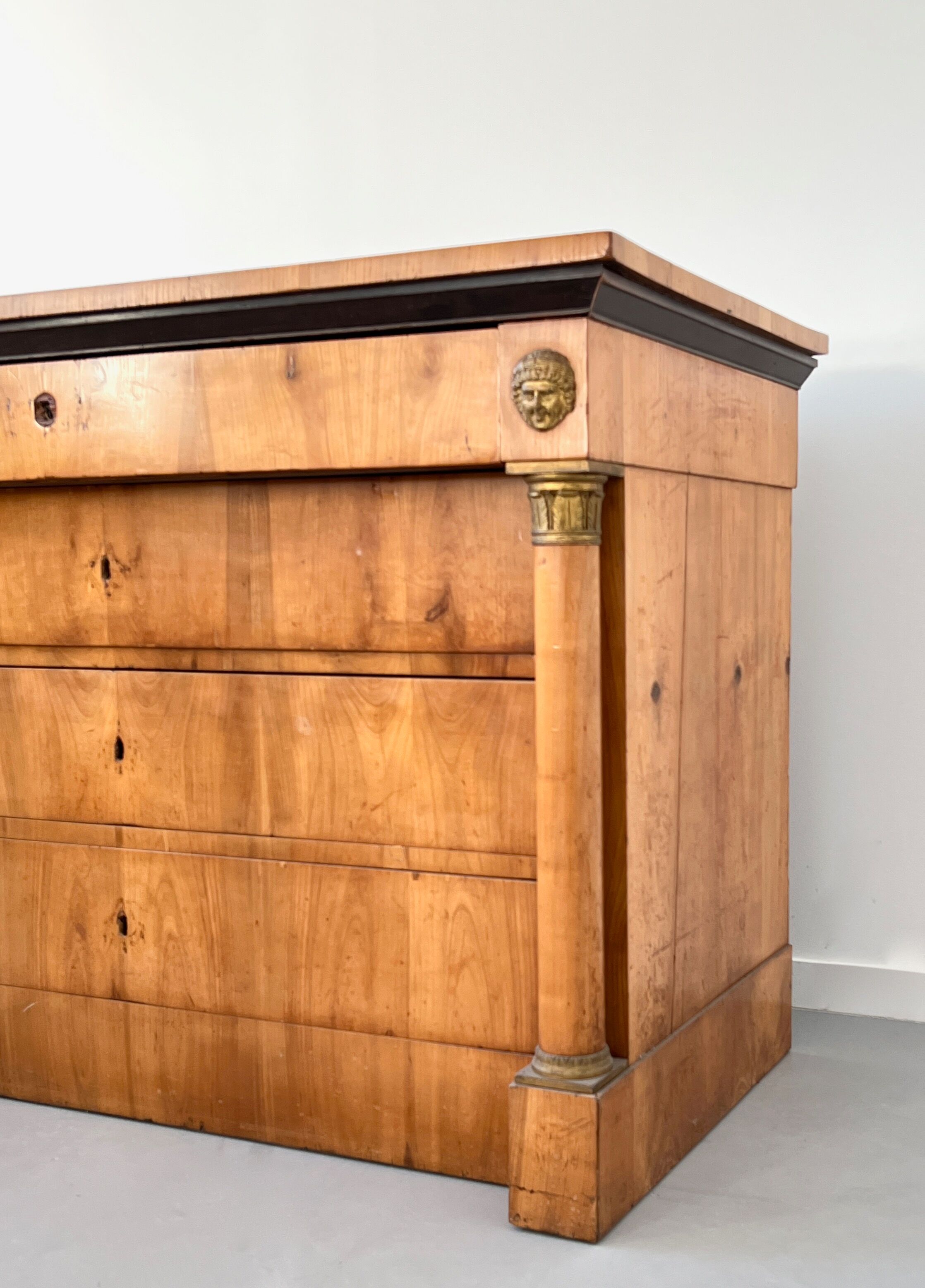 Commode Biedermeier en placage de merisier circa 1830