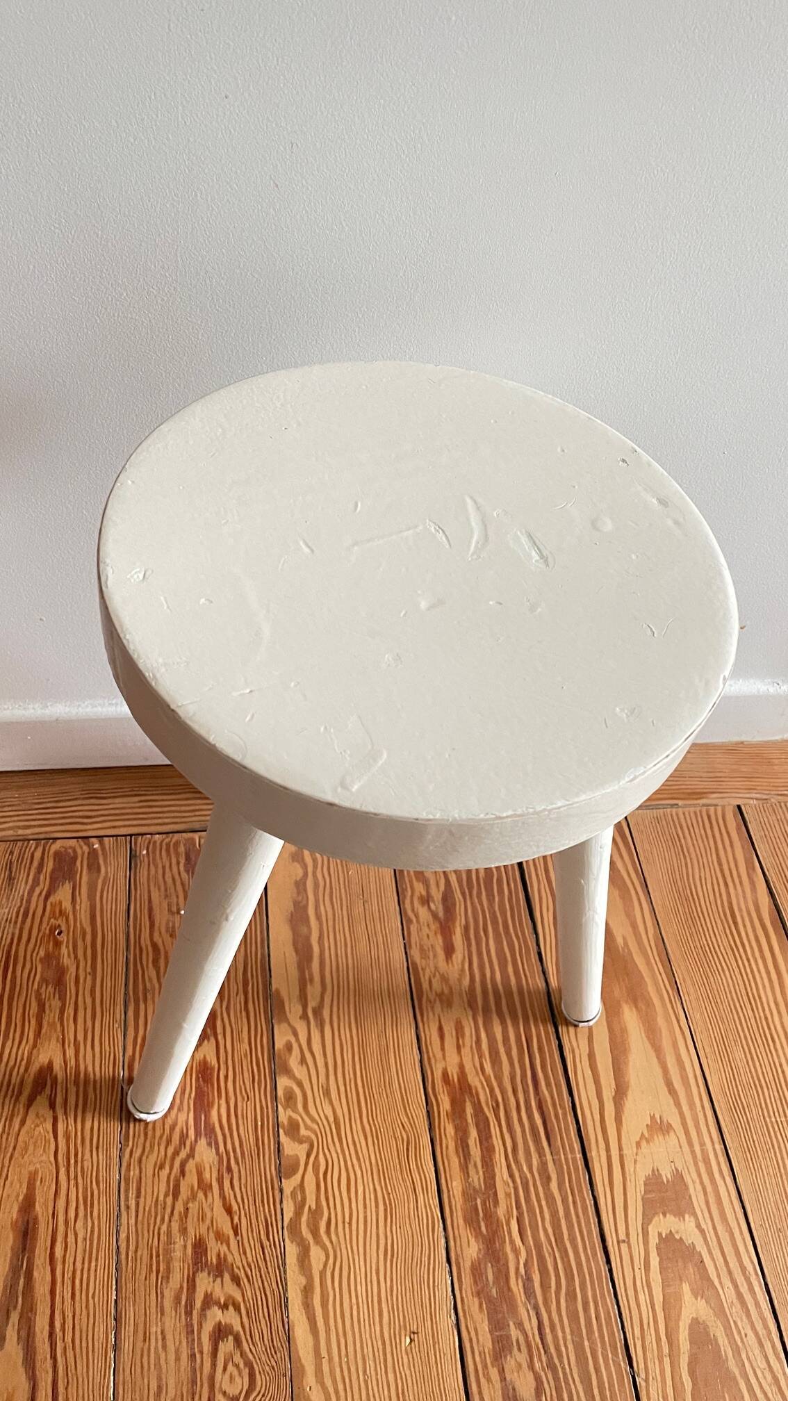 Tabouret tripode bois blanc vintage