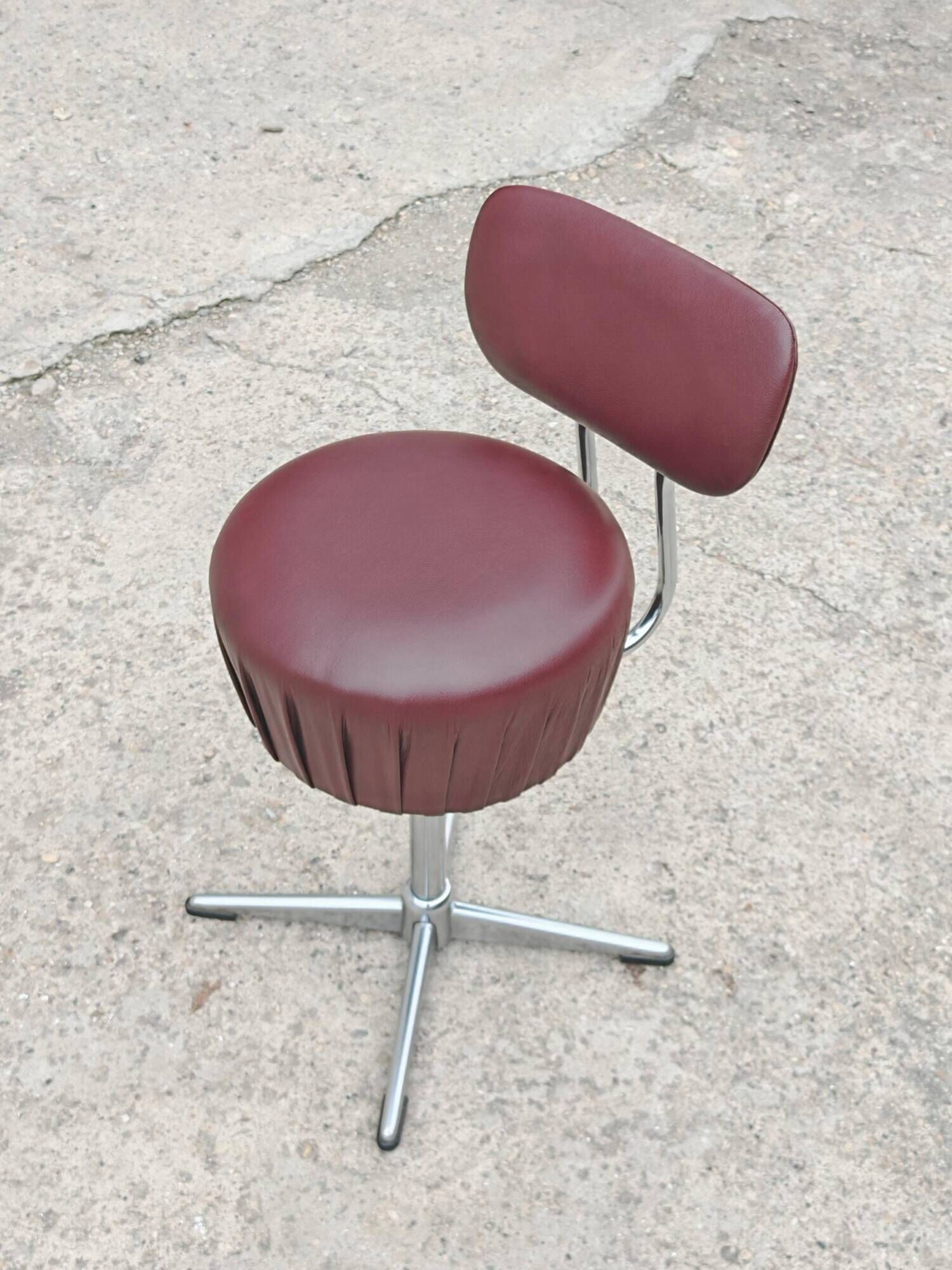 Set of 4 Mid Century Modern swivel chairs in tubular steel and leather.