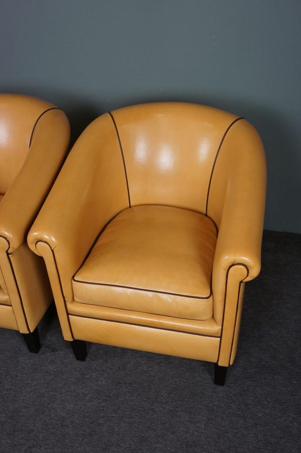 Set of 2 club chairs in blond sheepskin