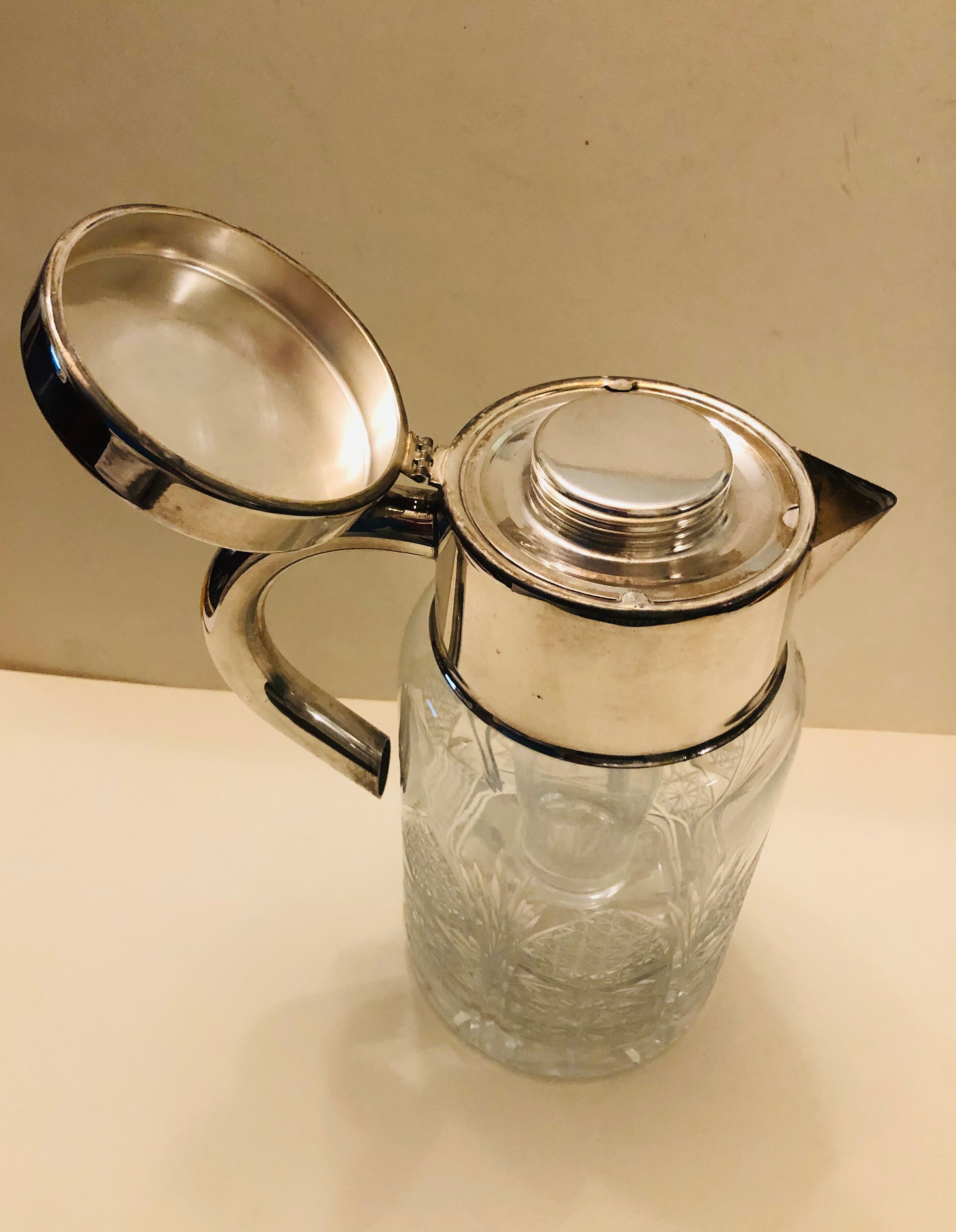 Refrigerant pitcher made of crystal and silver metal