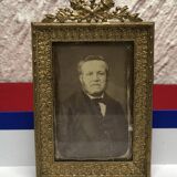 Ancien photo portrait d'homme avec cadre en laiton