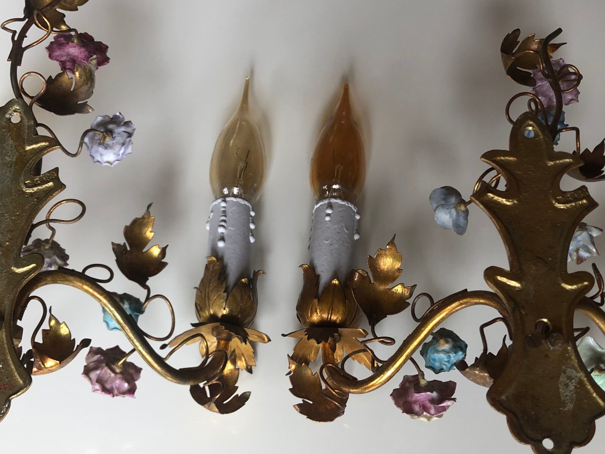 Two bronze wall light decorated with flowers in german porcelain