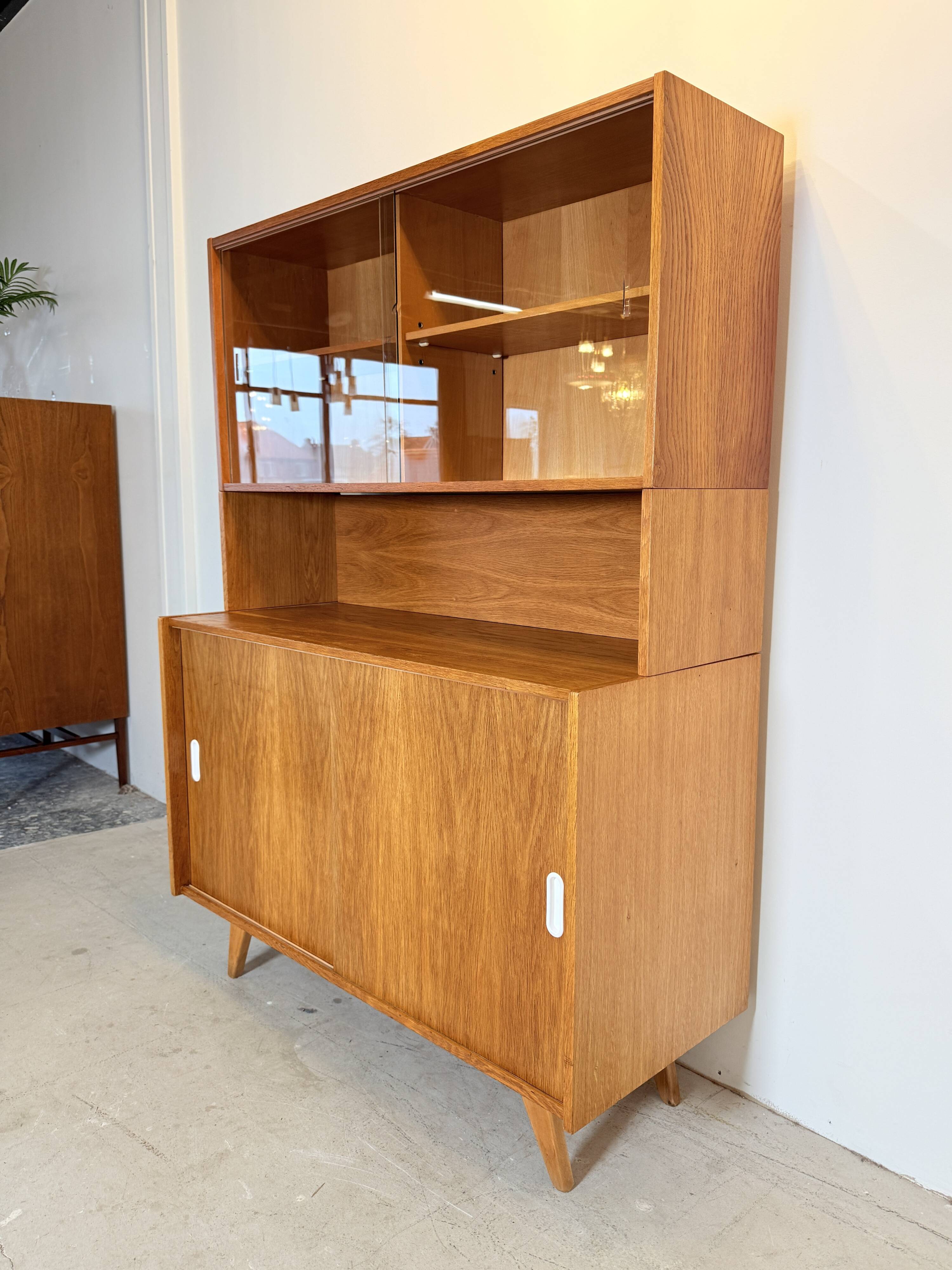 Modular Highboard U452, Jiroutek