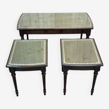 Tables gigognes anglaises en acajou et dessus cuir sous verre -  travail des années 1950