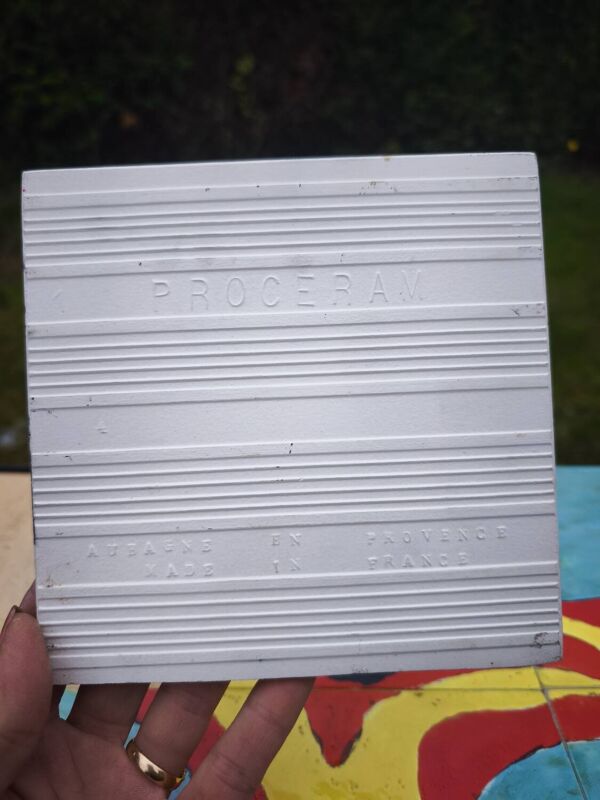 Table basse vintage en fer forgé et carreaux Procéram, motif oiseau