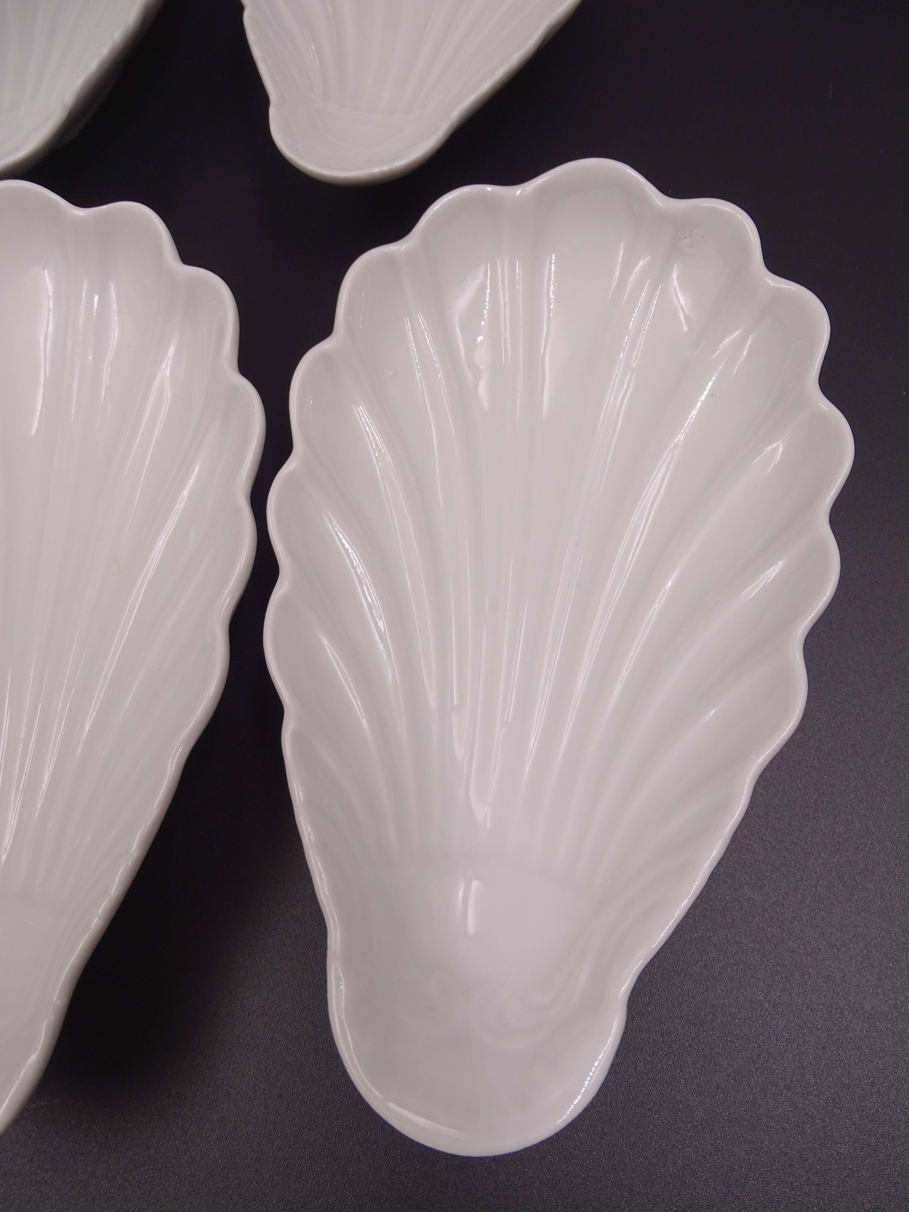 Set of 7 cups in white porcelain and in the shape of a shell - Pillivuyt around 1940