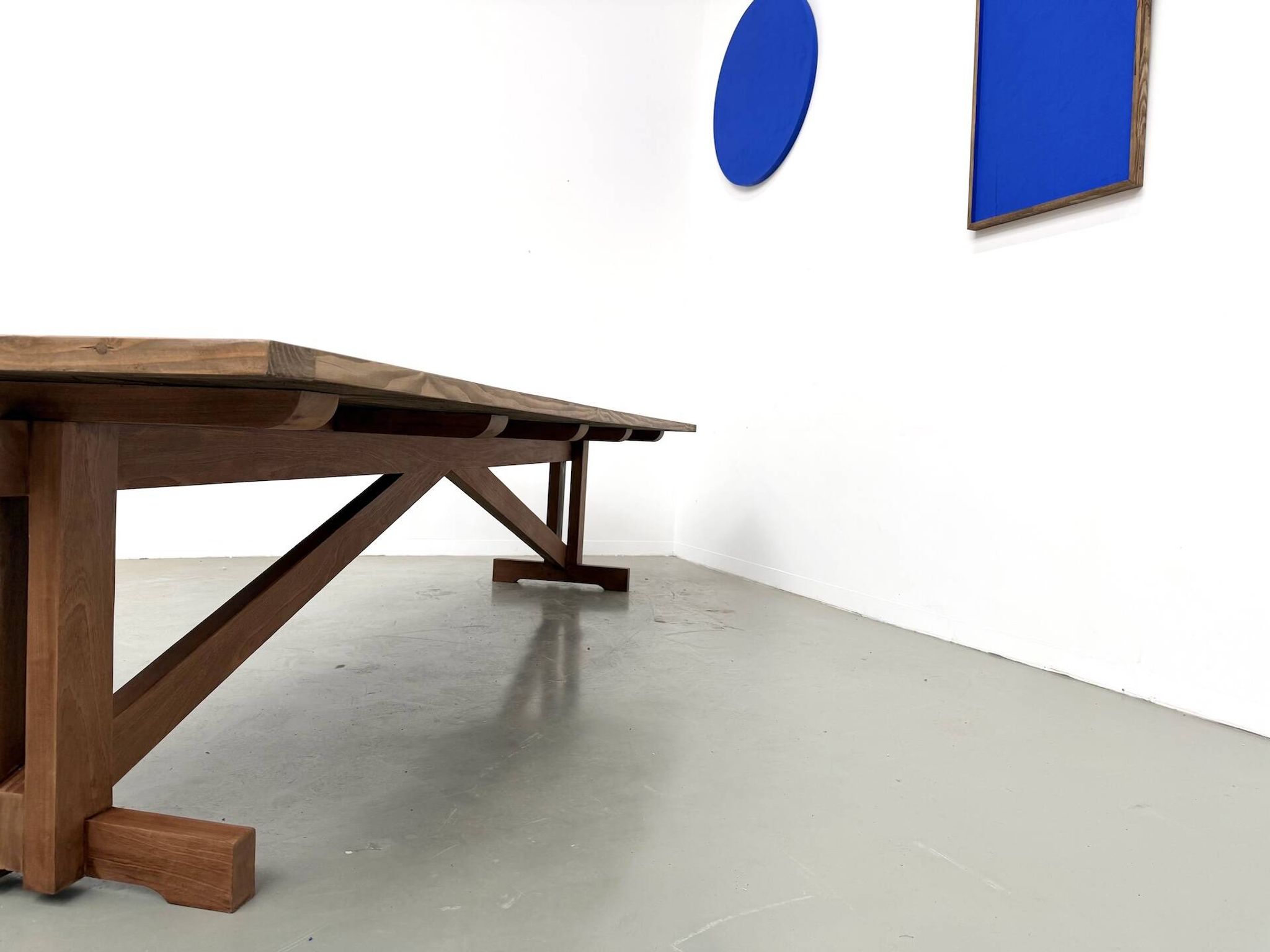 Refectory table in solid pine and beech, with X-shaped legs.