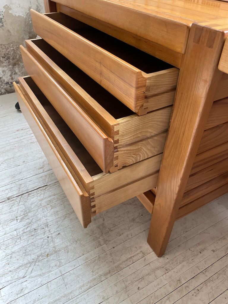 Regain dresser office row