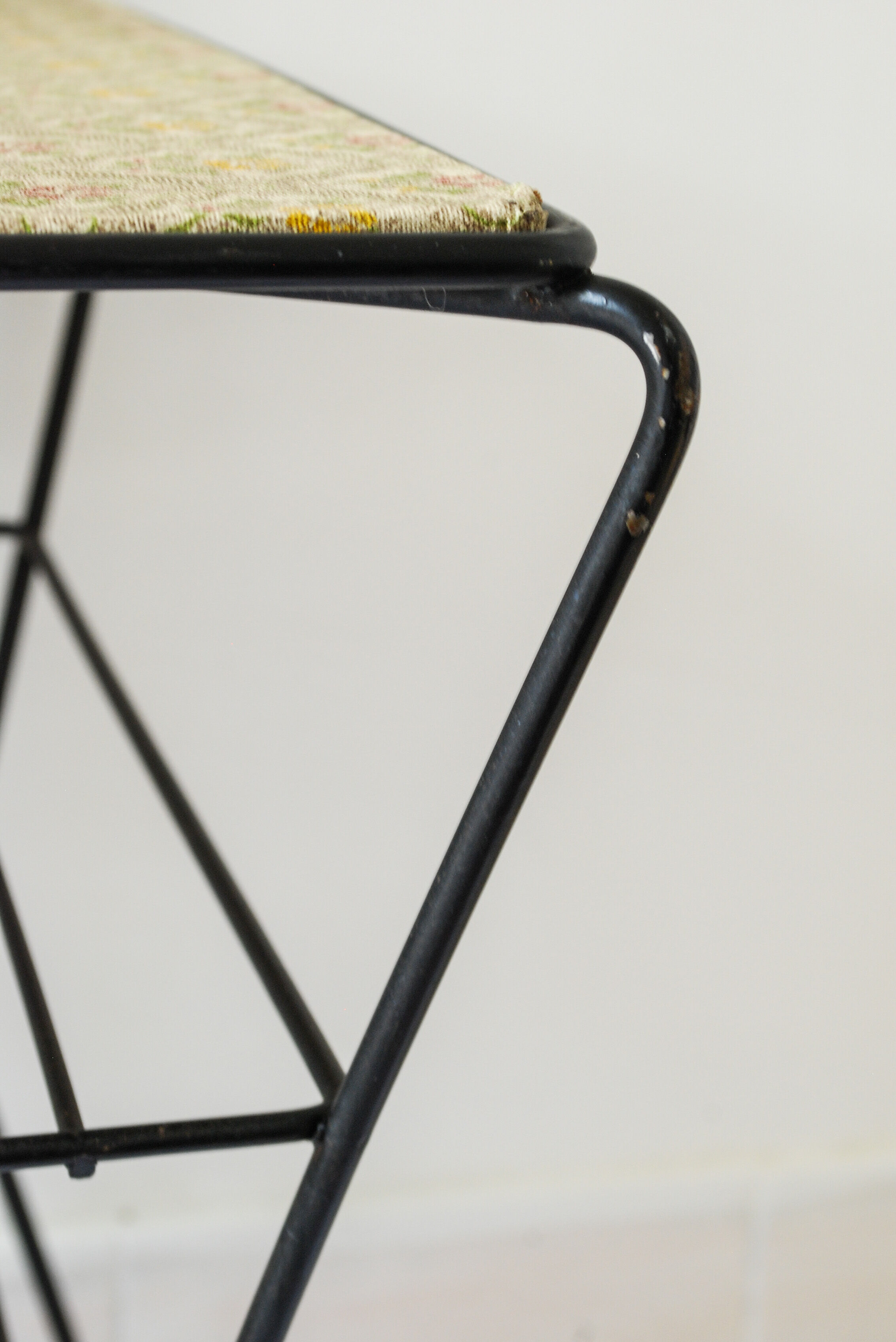 End magazine rack table