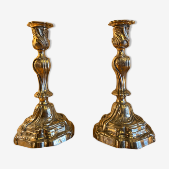 Paire de bougeoirs en bronze argenté style Louis XV