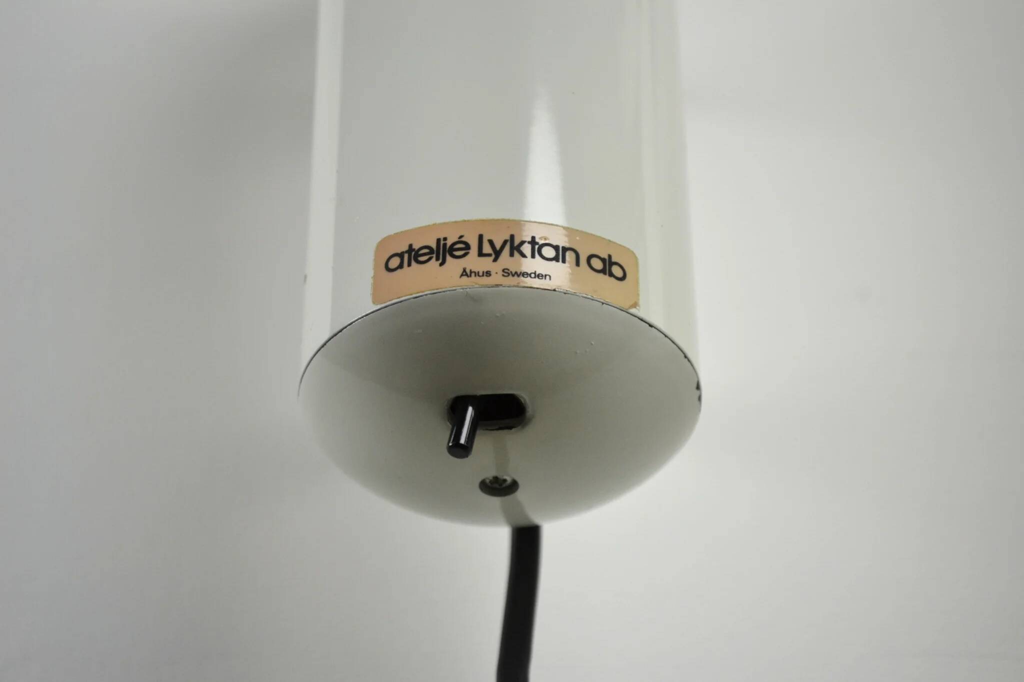 A pair of white “Skarabé” wall lamps by Stig Ahlström and Clas Kock for Ateljé Lyktan, Sweden, 1980s