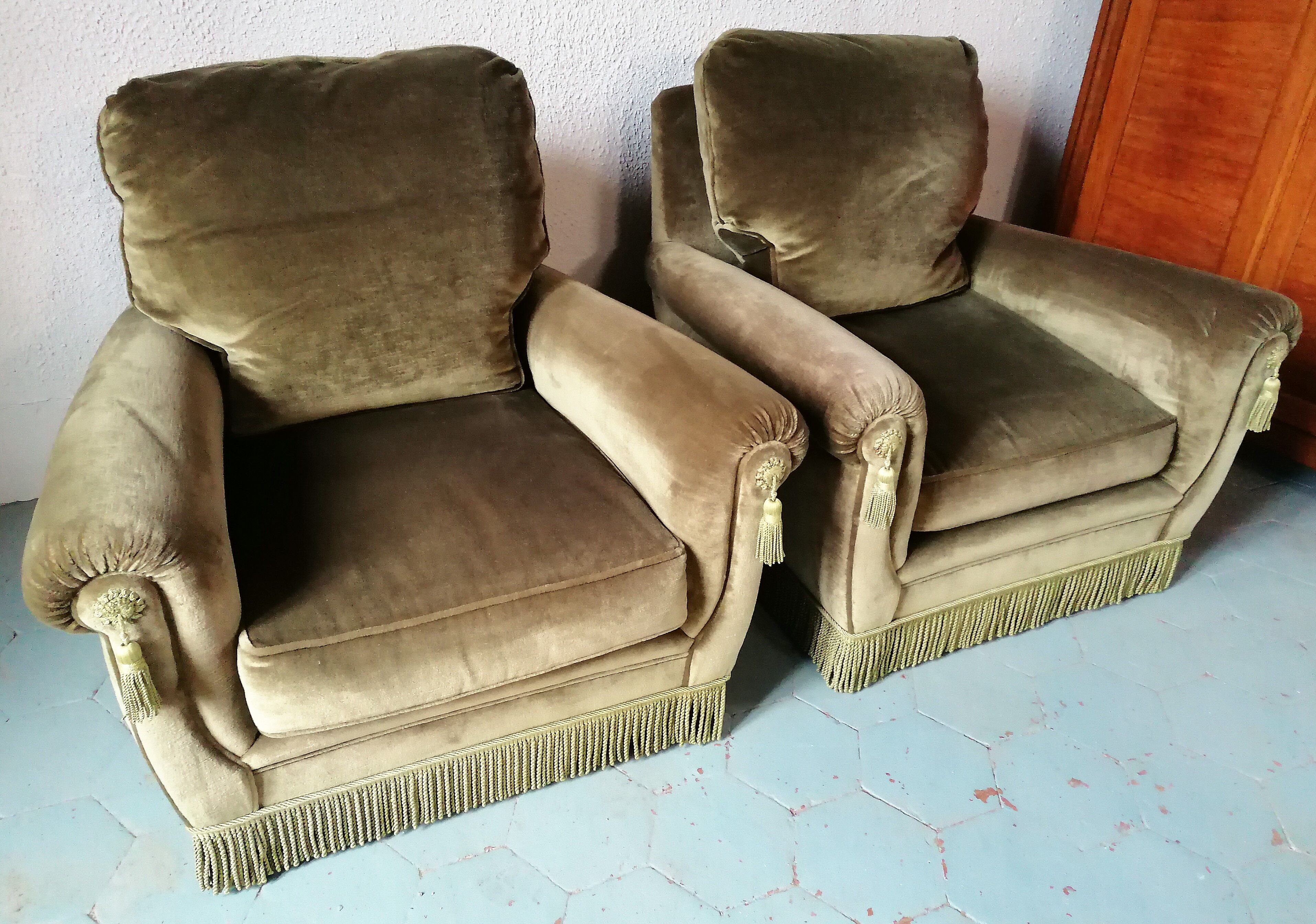 Paire de fauteuils en velours "Jean Roche "