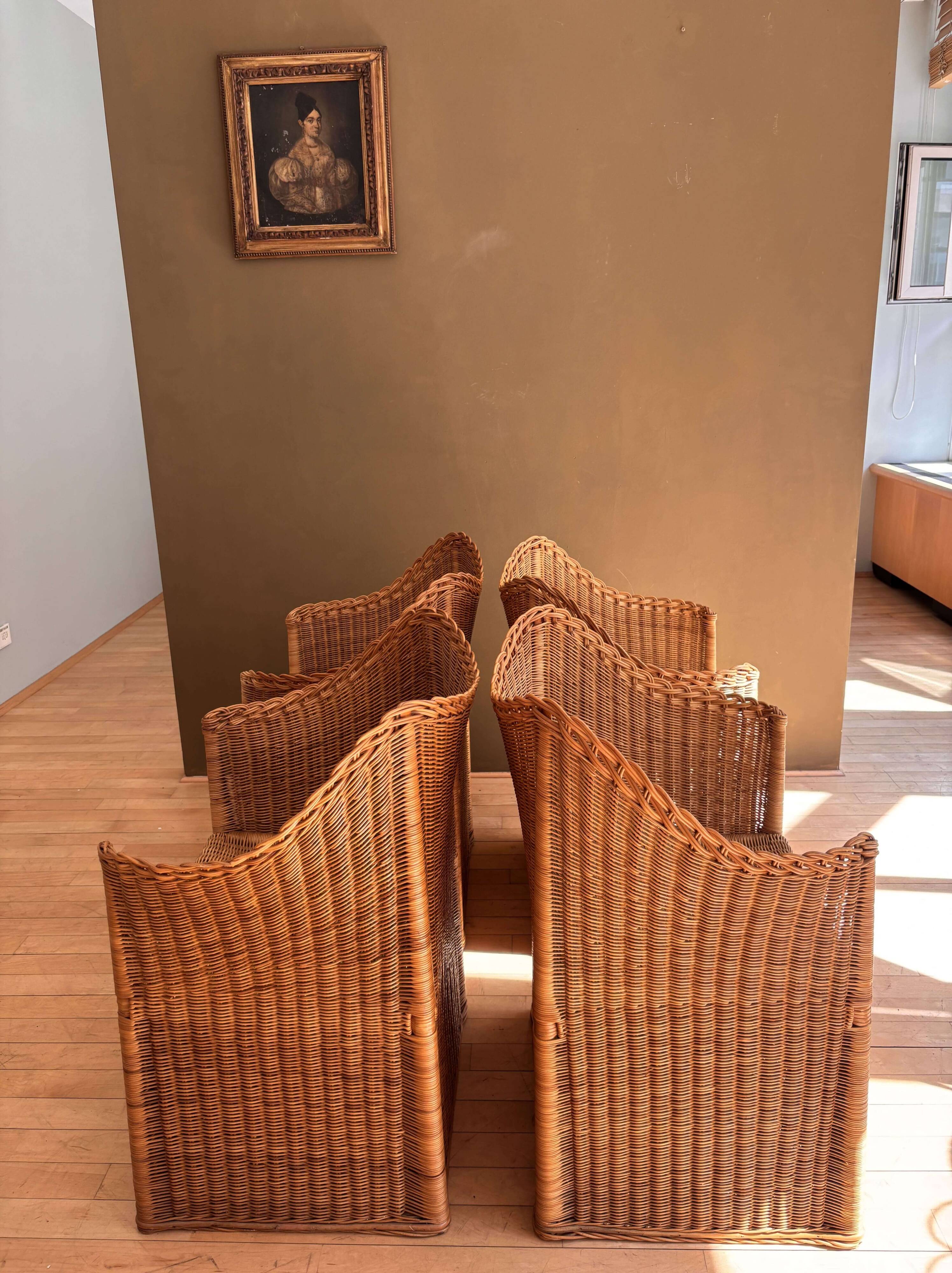 4 chaises modernistes en rotin