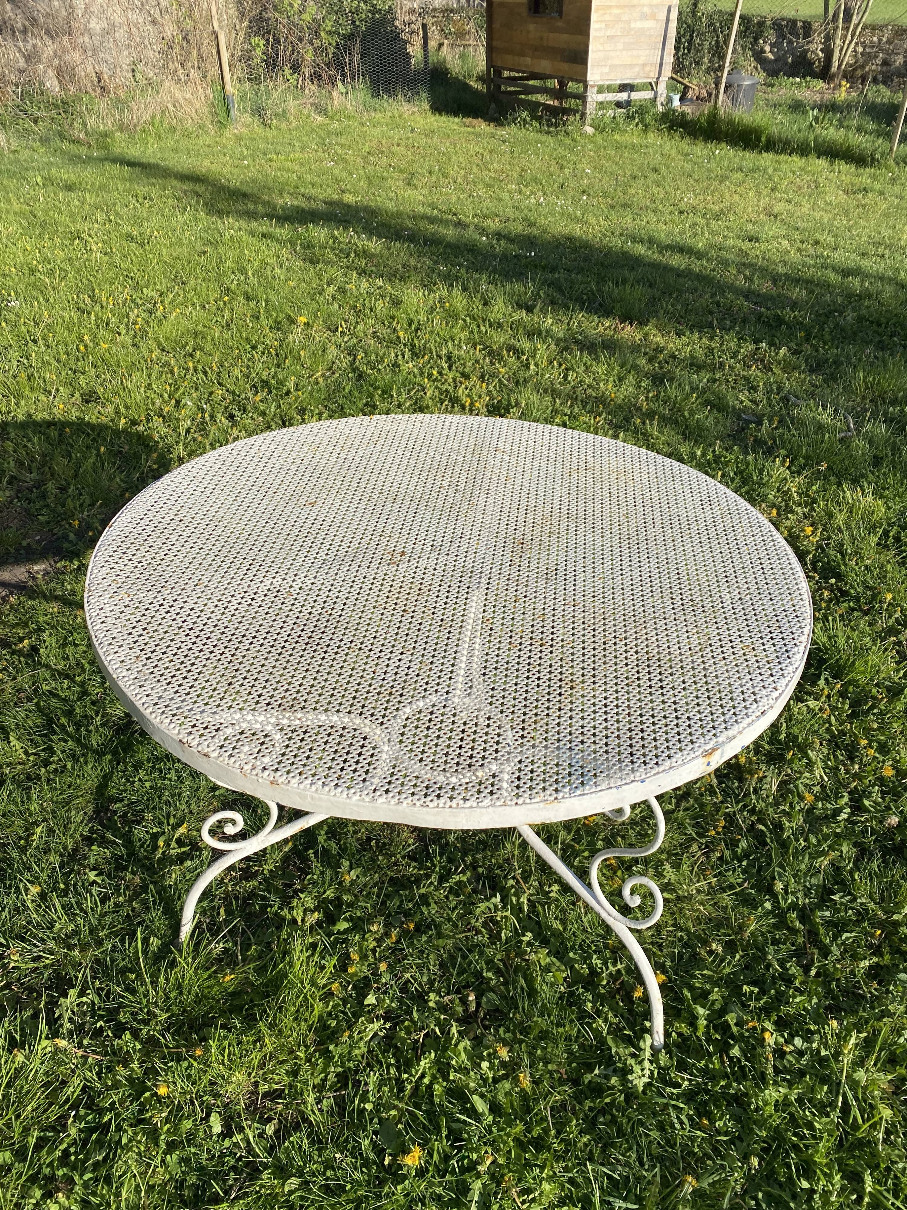 Vintage wrought iron garden furniture – Table + 3 chairs