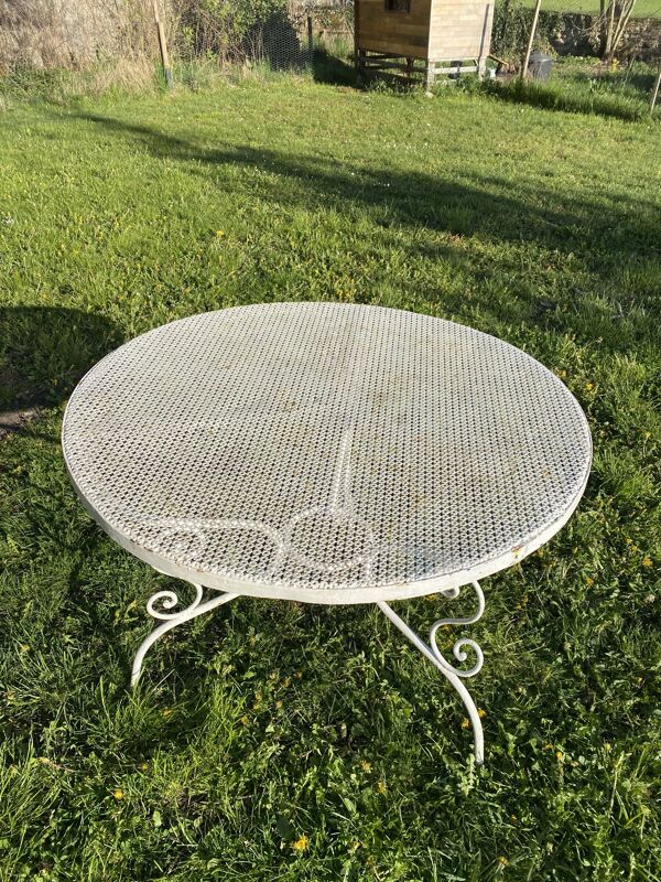 Salon de jardin vintage en fer forgé, table et 3 chaises