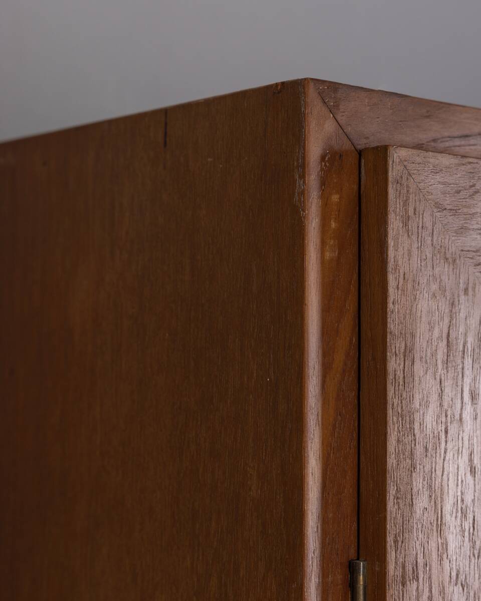 Meuble en bois à deux portes des années 1960, recouvert de tissu, de style italien.
