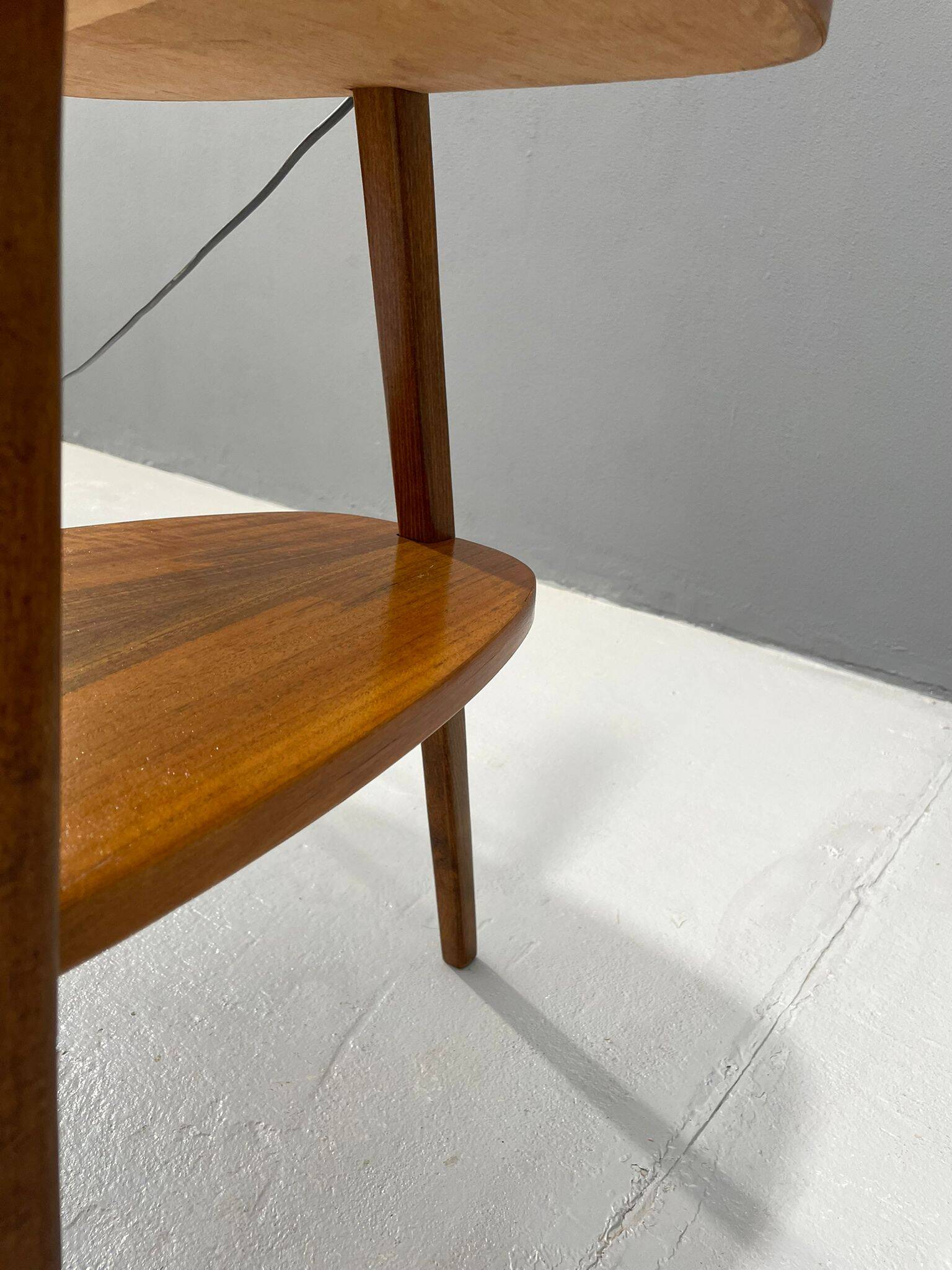 Lampadaire Art Déco avec verre laiteux et table d'appoint, Thonet, années 1950 – Czechos