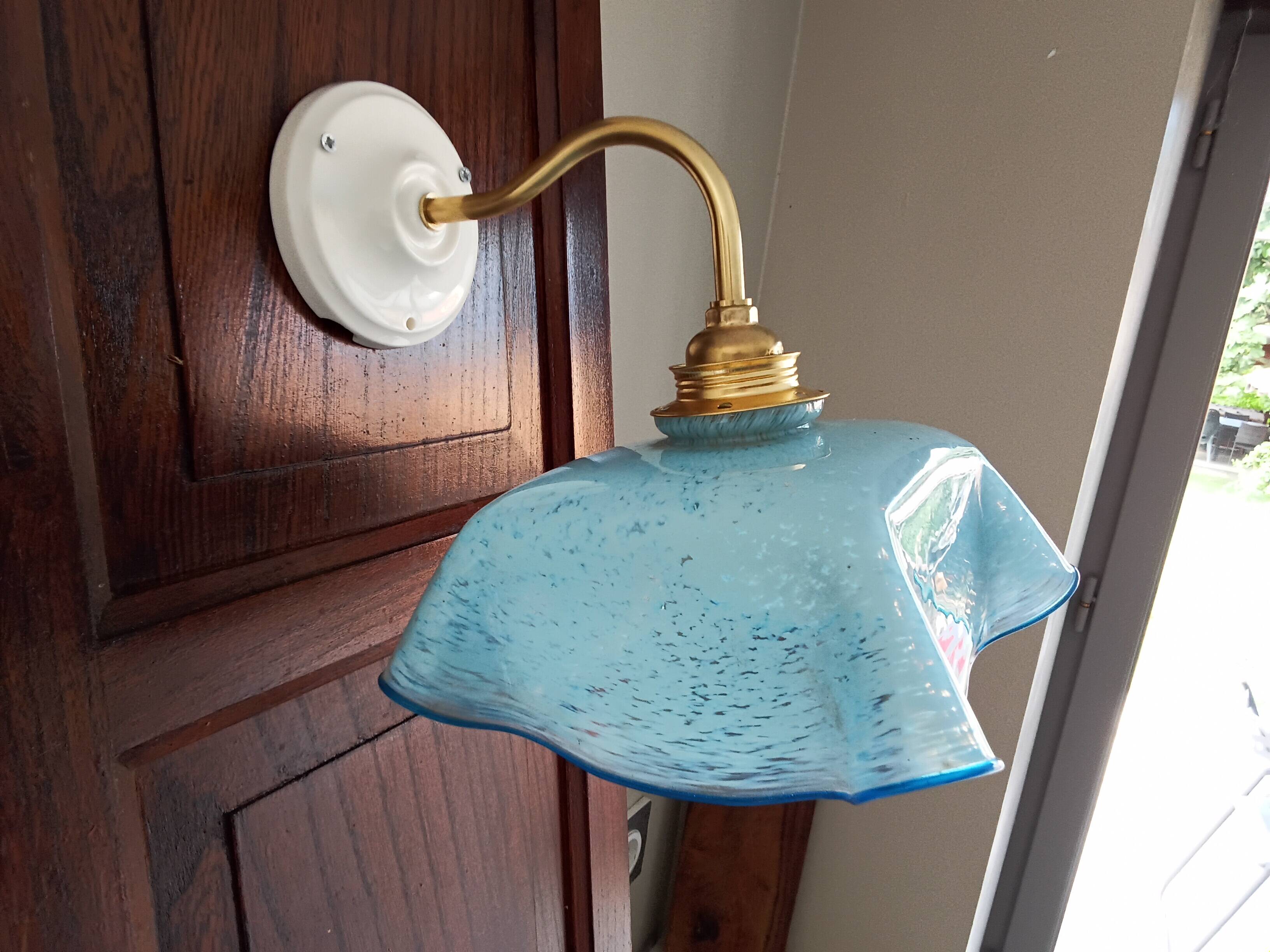 Applique murale Vintage opaline drapée verre de Clichy bleue mouchetée.
