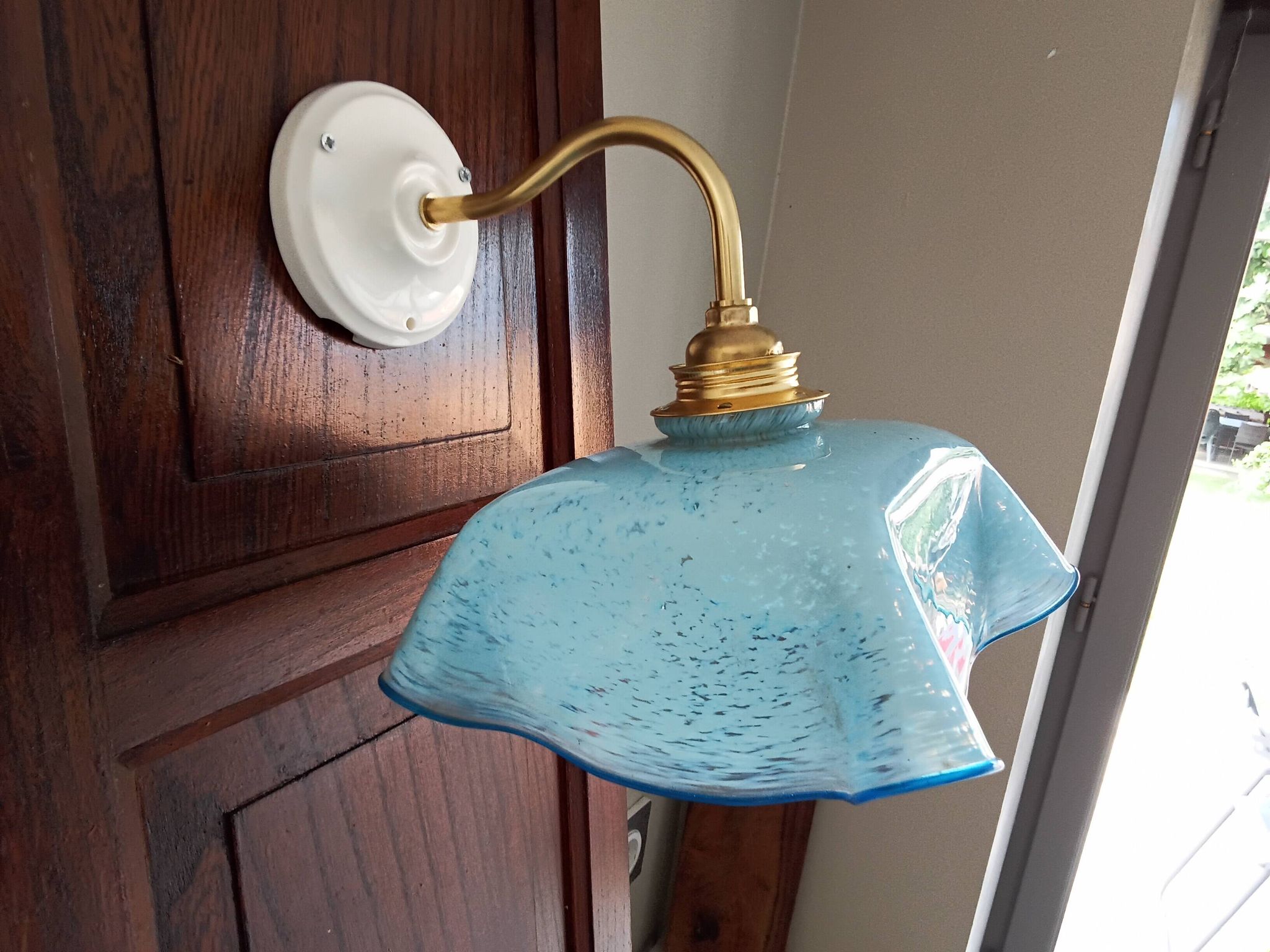 Applique murale Vintage opaline drapée verre de Clichy bleue mouchetée.