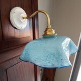 Applique murale Vintage opaline drapée verre de Clichy bleue mouchetée.
