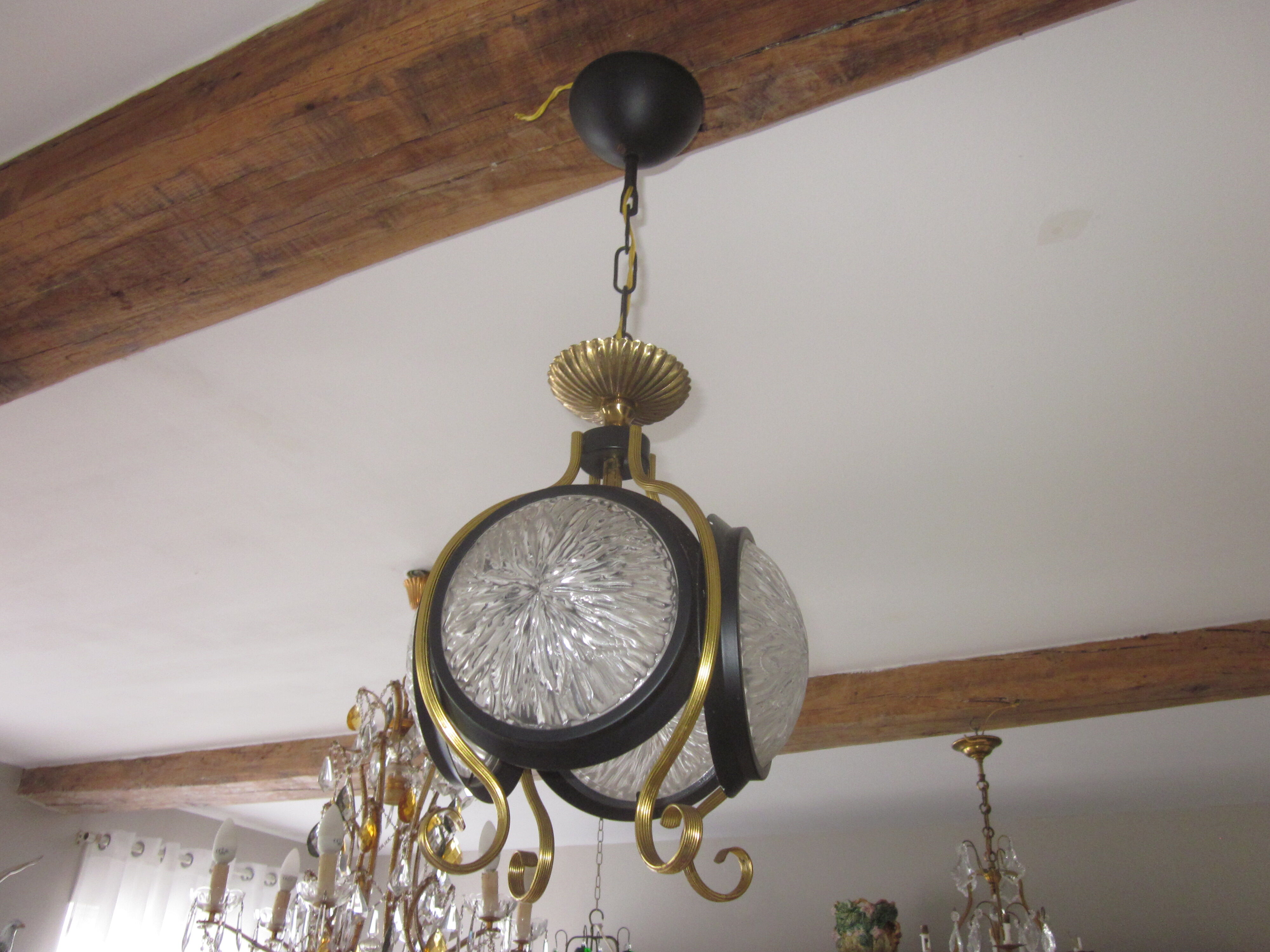 Suspension of years 50-60 in glass and metal