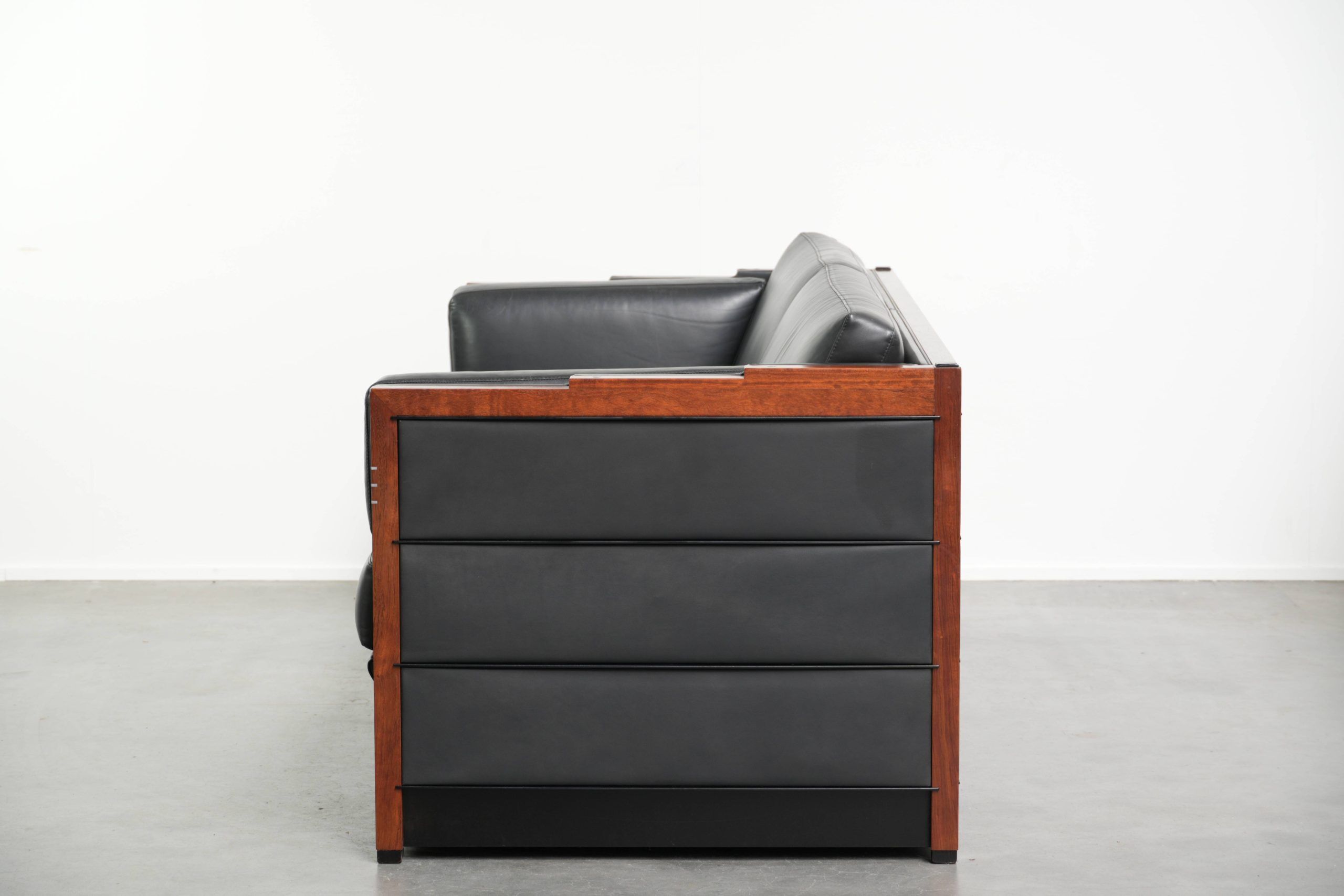 3-seater black cow leather sofa in timeless Art Deco design