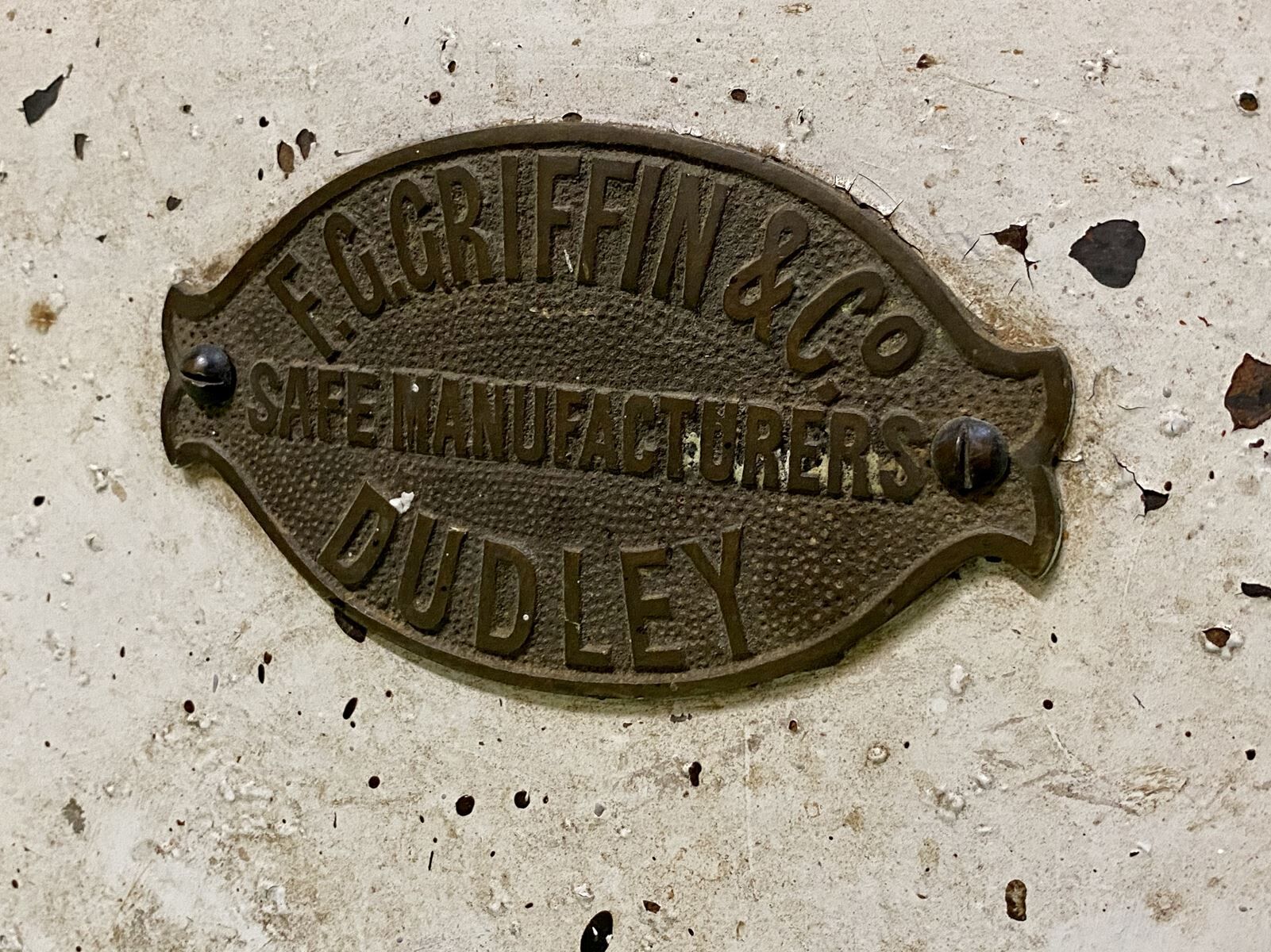 English cast iron safe without its key but open