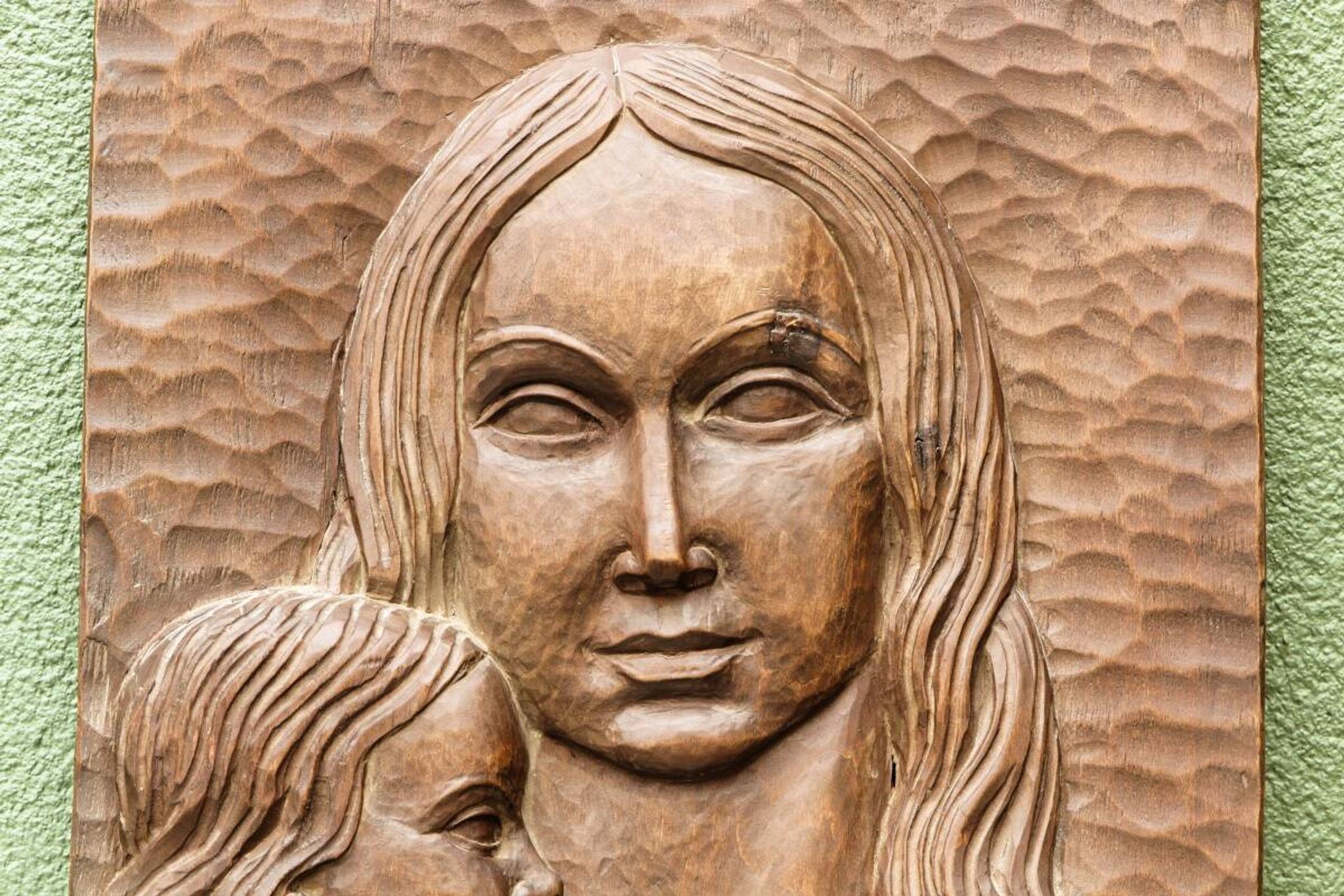 Bas relief moderniste, vierge à l'enfant, bois sculpté, signé