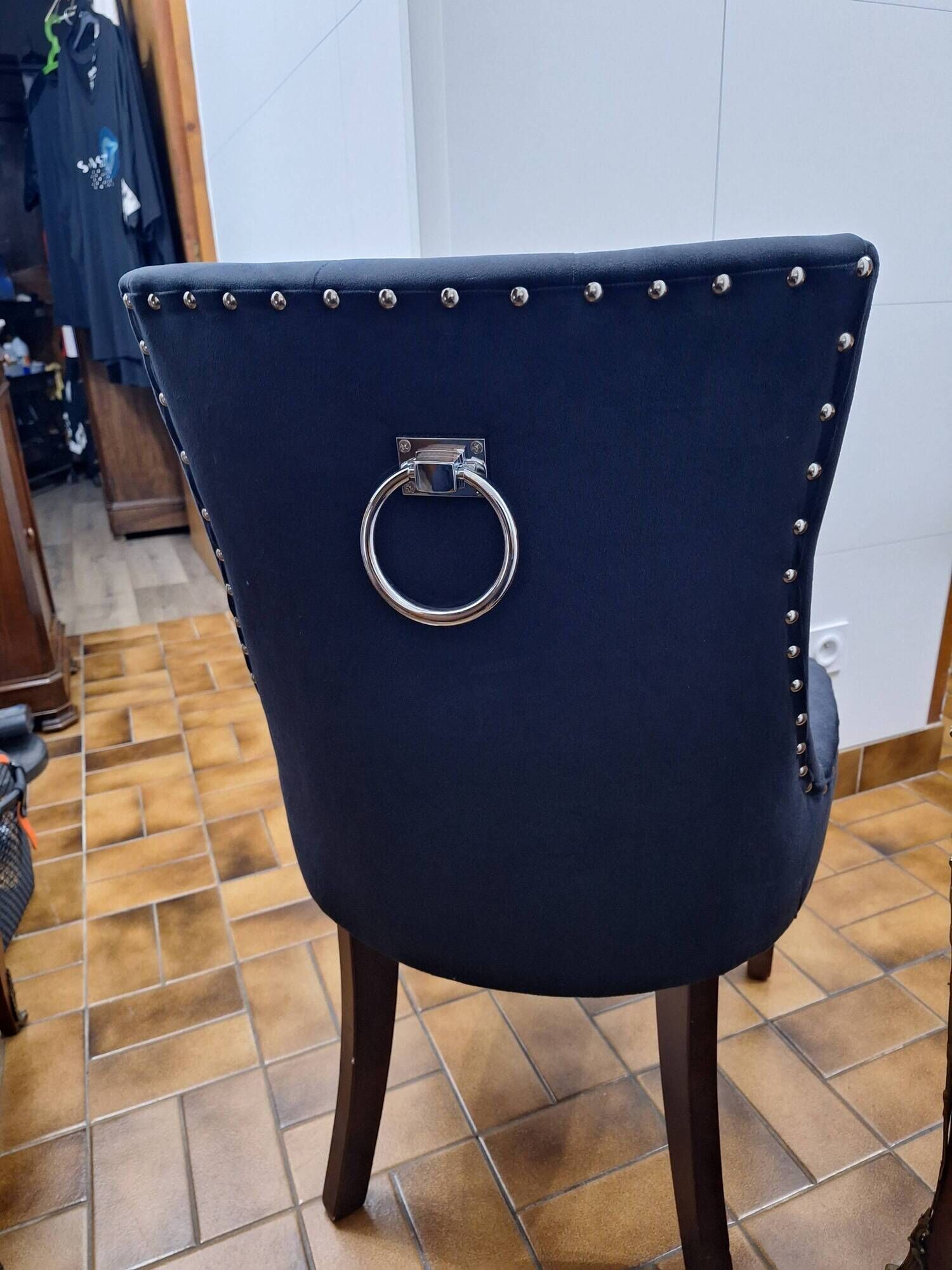 fauteuil capitonné velours noir design