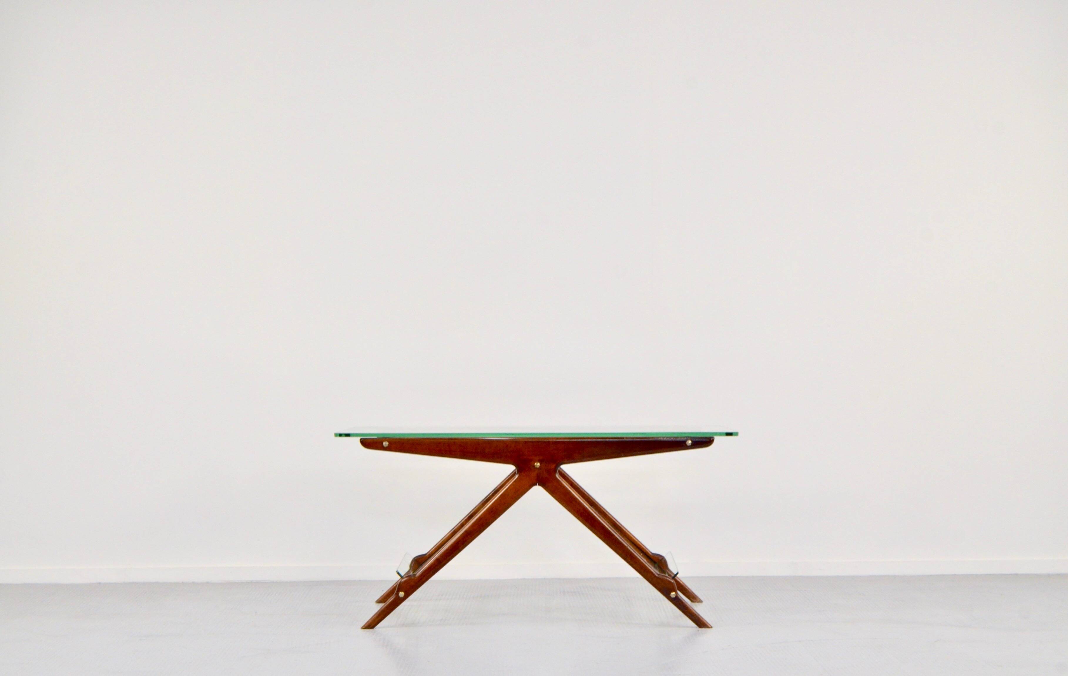 Table basse italienne en acajou, laiton et verre