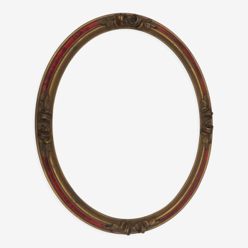 Old oval wooden frame, featuring 8 stucco roses