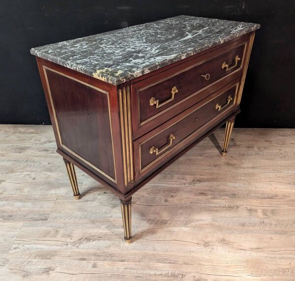 Commode de style Louis XVI en acajou, XIXe siècle