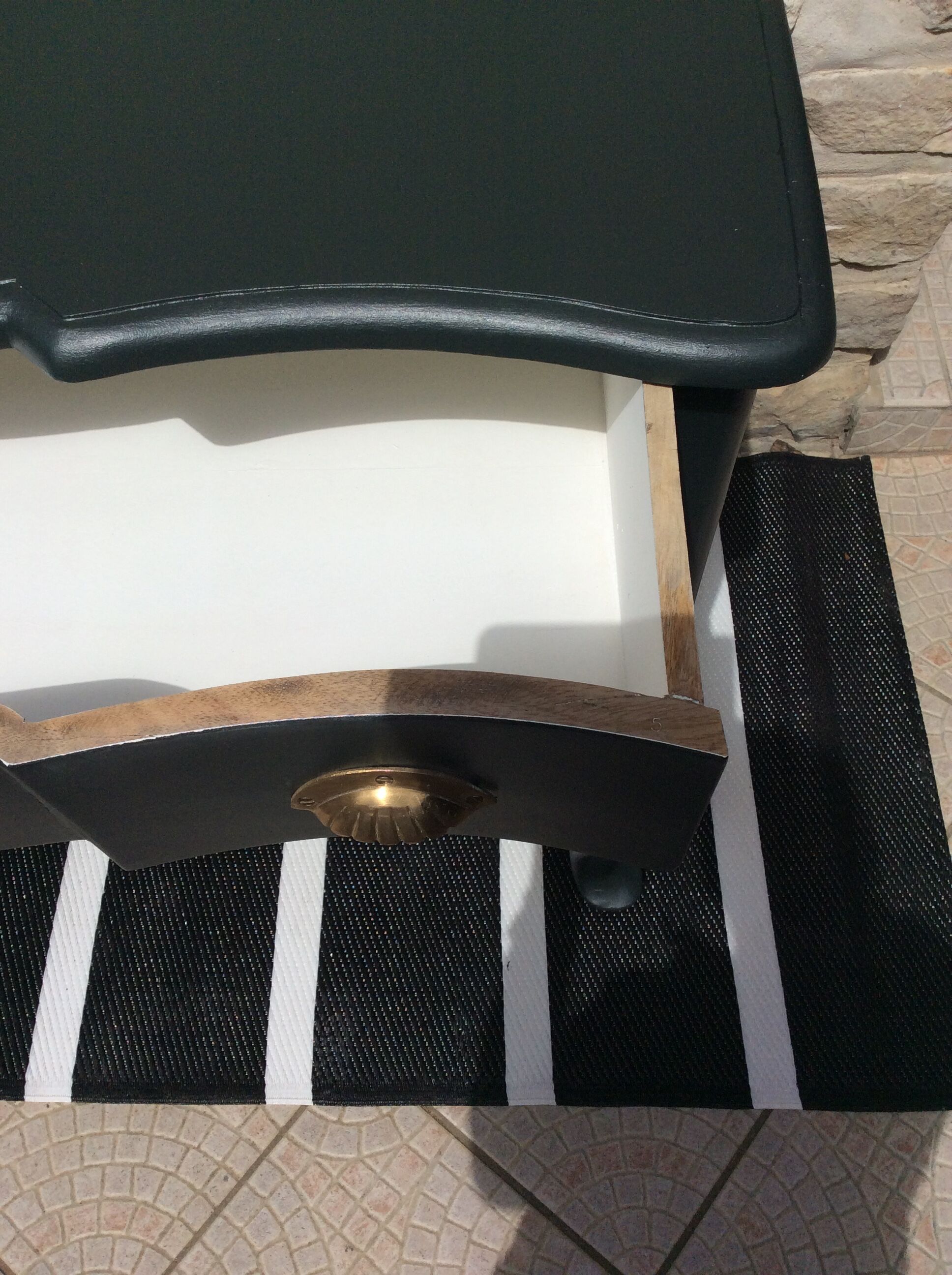 Chest of drawers crossbow