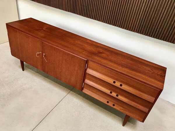 Buffet en teck de style mid-century moderne avec poignées en laiton, Allemagne années 1960.