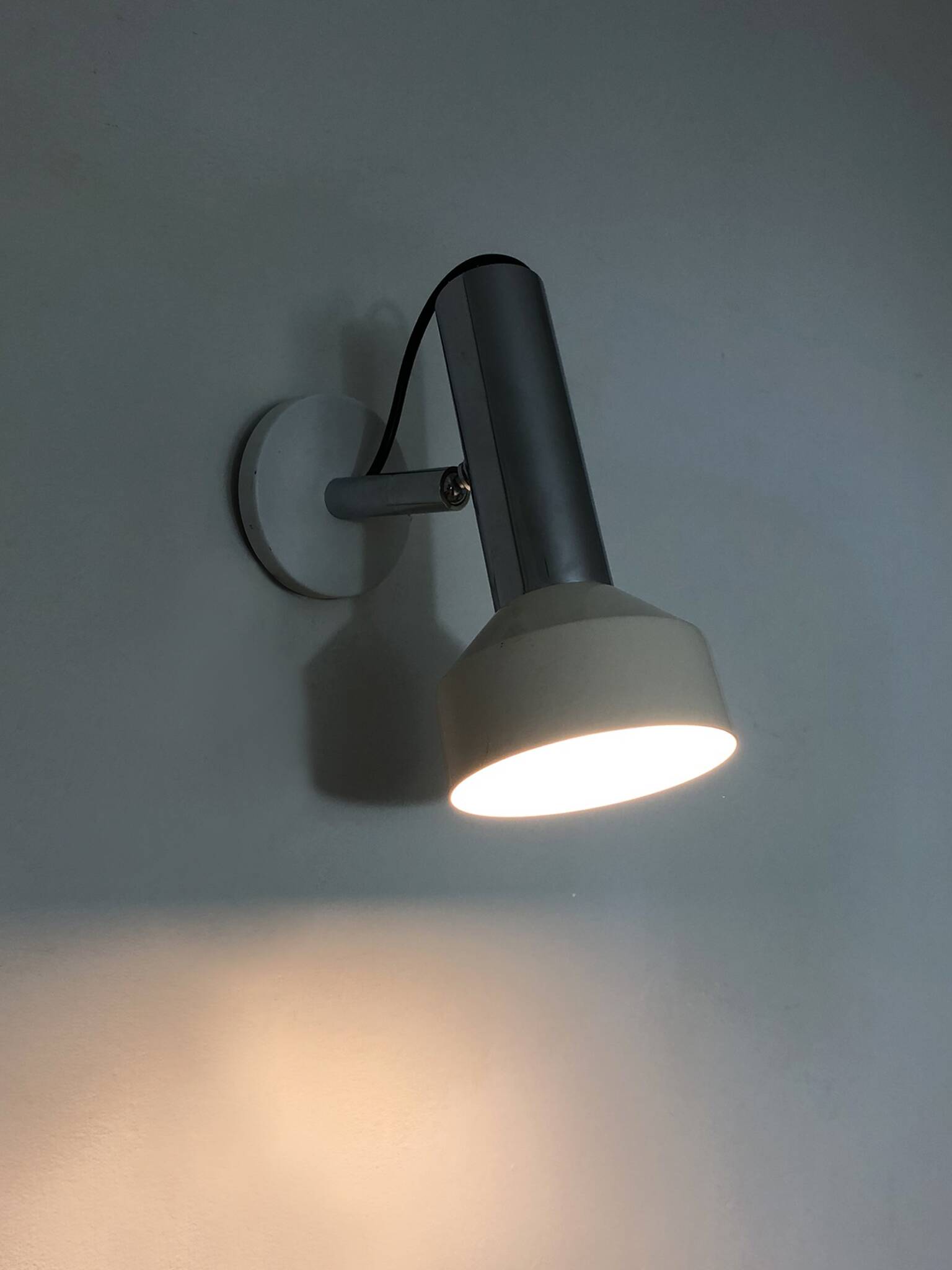 Adjustable wall spotlight in chrome-plated and white lacquered metal. 1970s