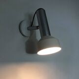 Applique murale spot orientable en métal chromé et laqué blanc. Année 70