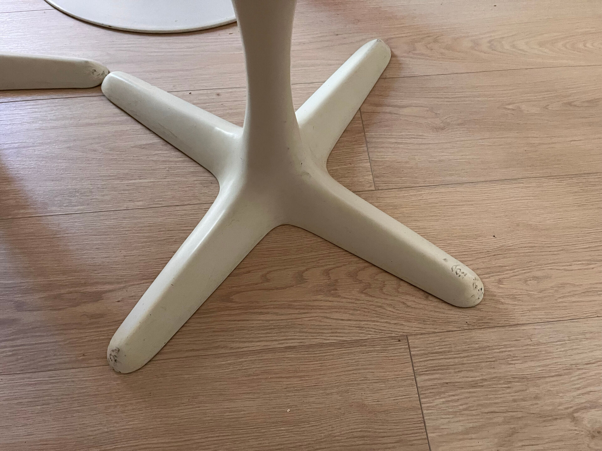 Tulipe Arkana table by Knoll and its 4 chairs