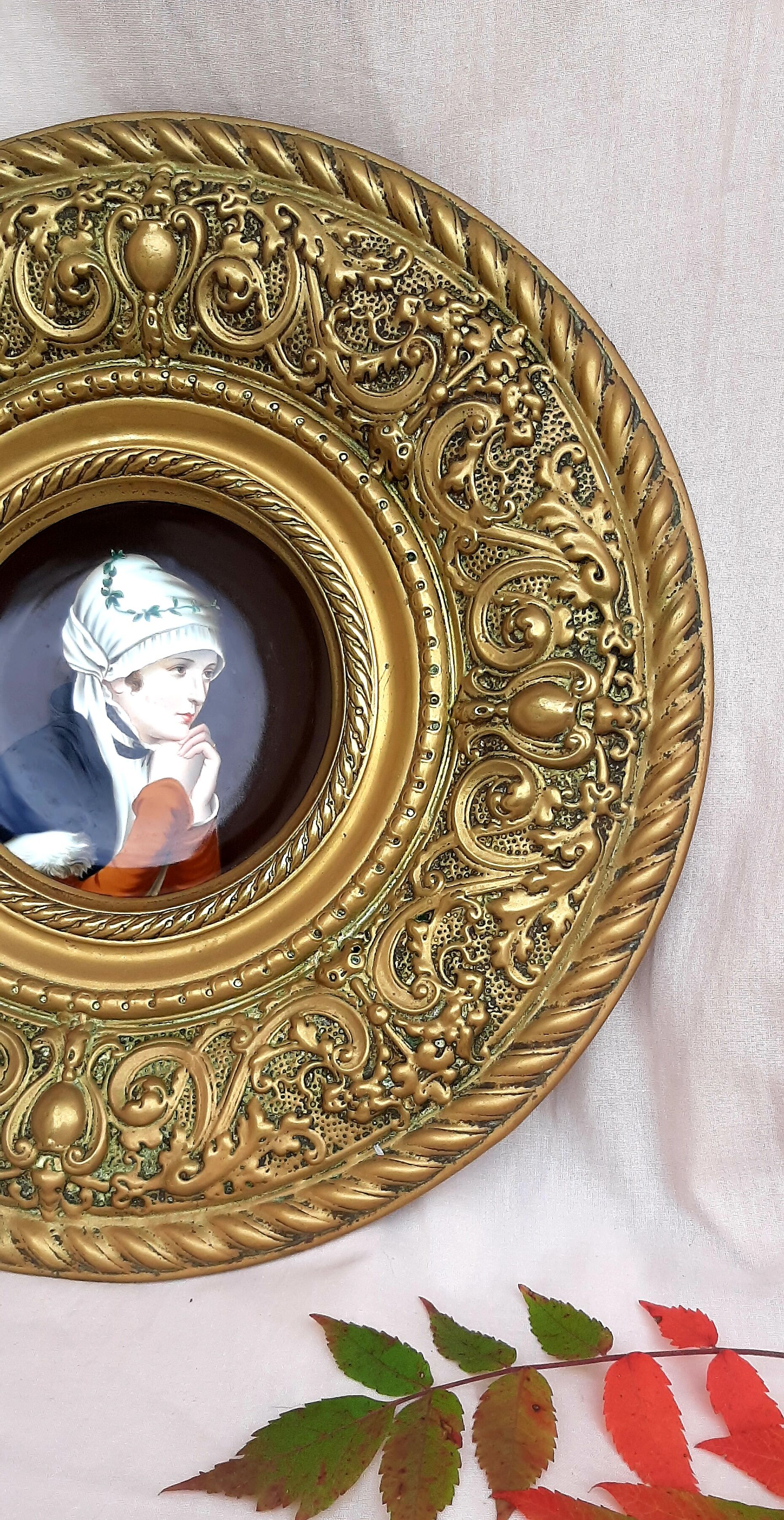 Brass wall decoration repelled hand-painted portrait