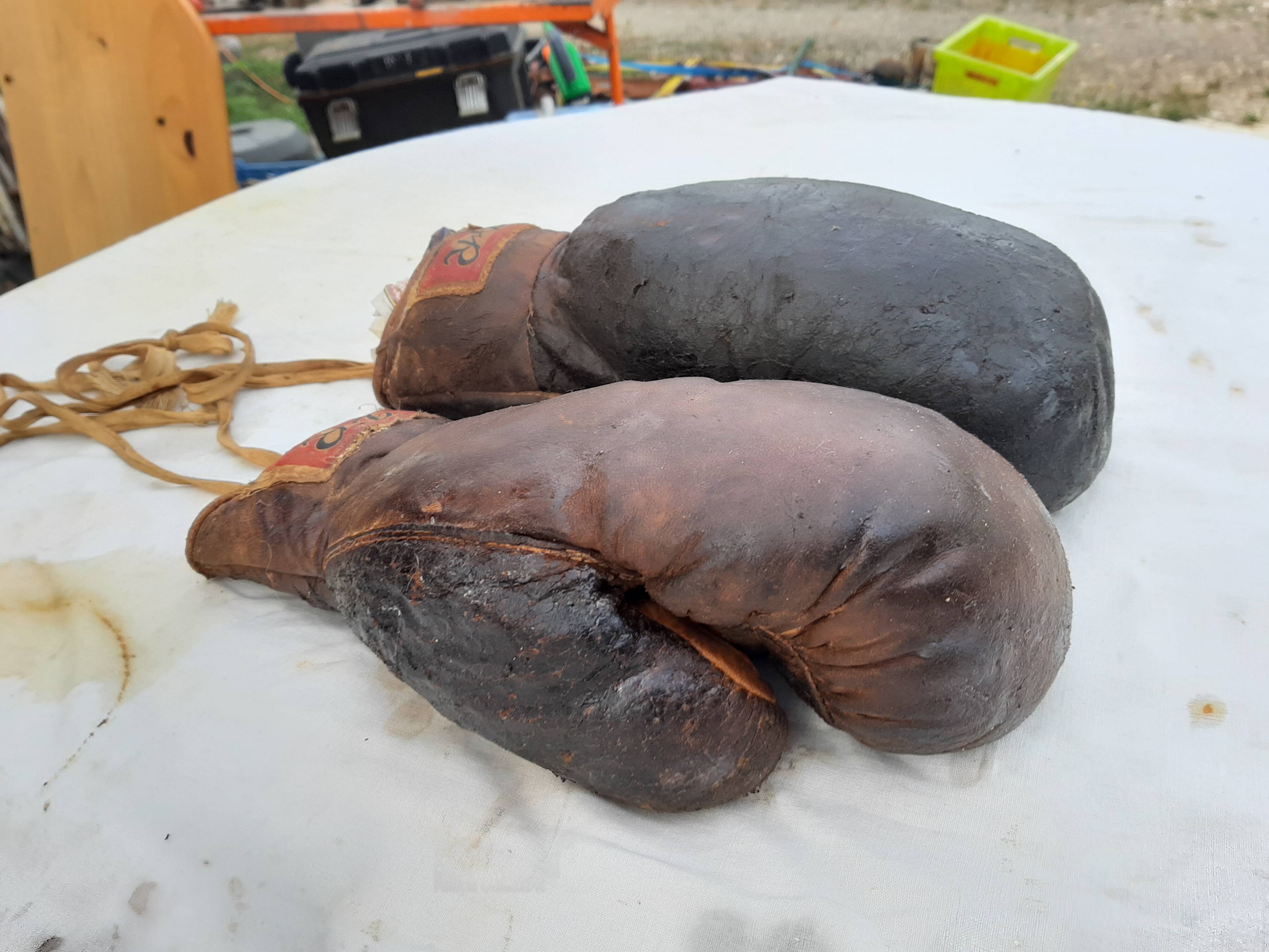 Pair of leather boxing gloves years 40